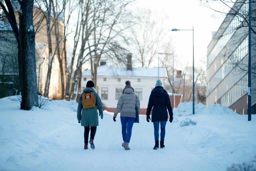 Tre studerande på Agricolagatan på vintern.