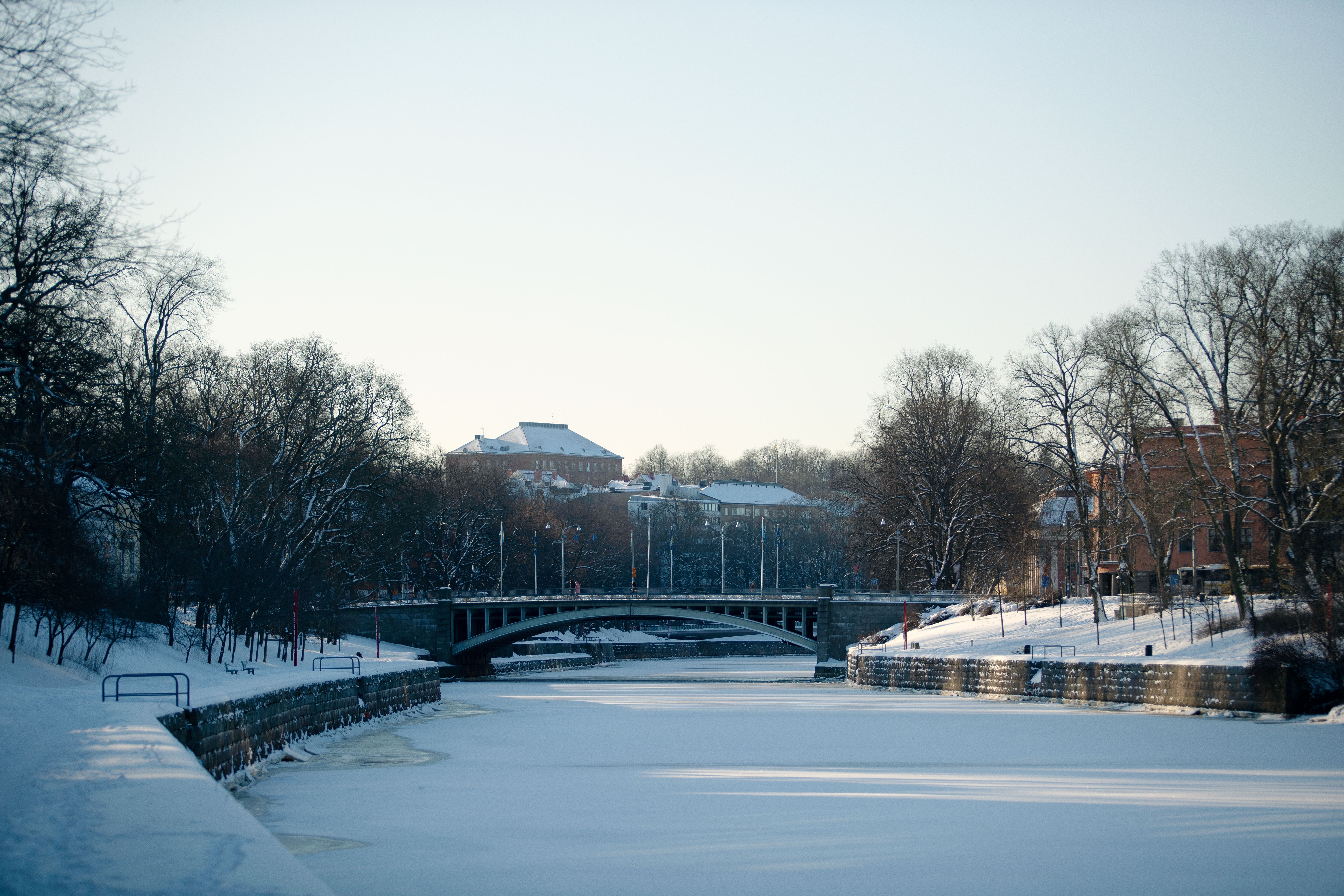 Domkyrkobron på vintern med en frusen Aura å i förgrunden.