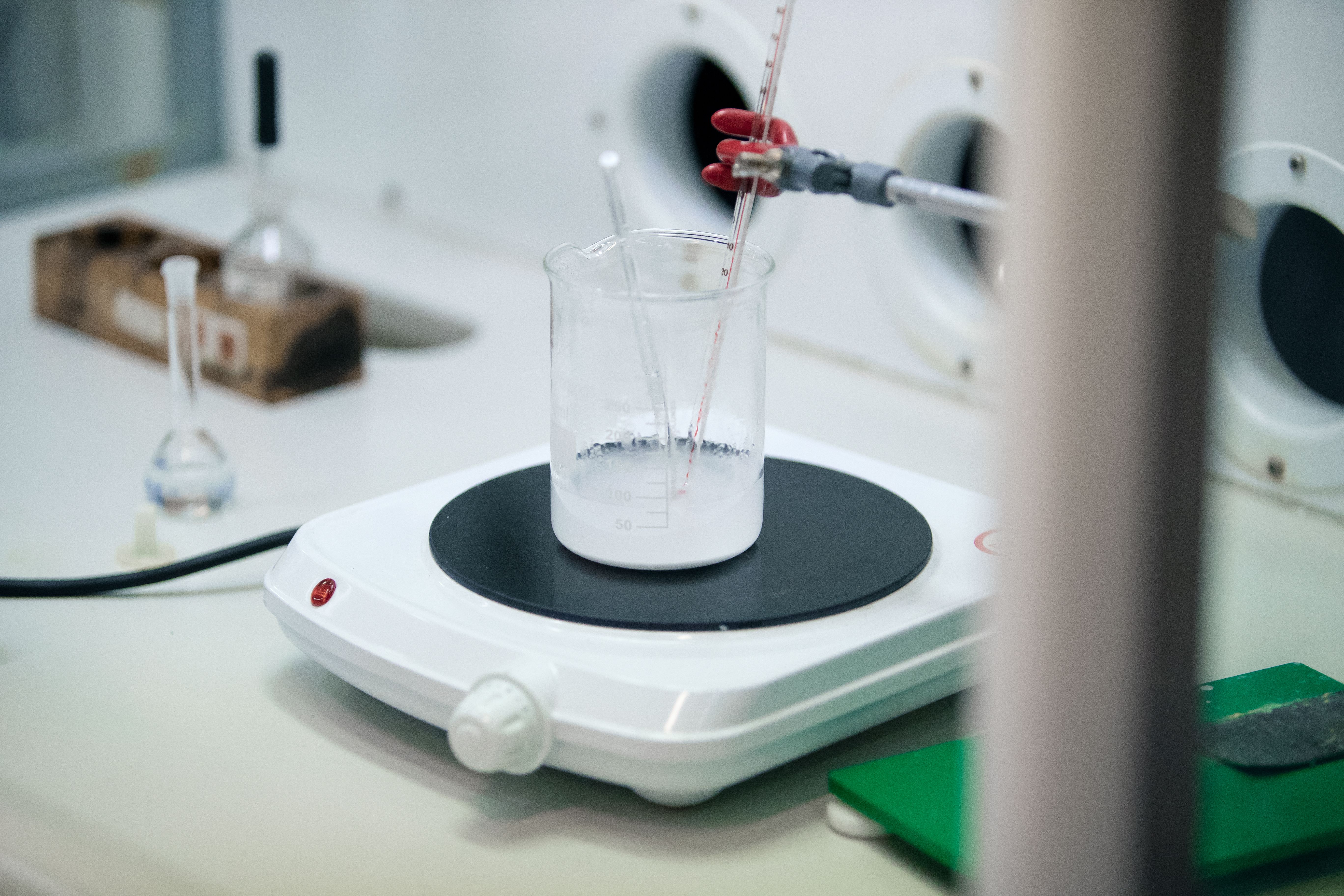 Ett experiment med ett dekanterglas på en kokplatta.