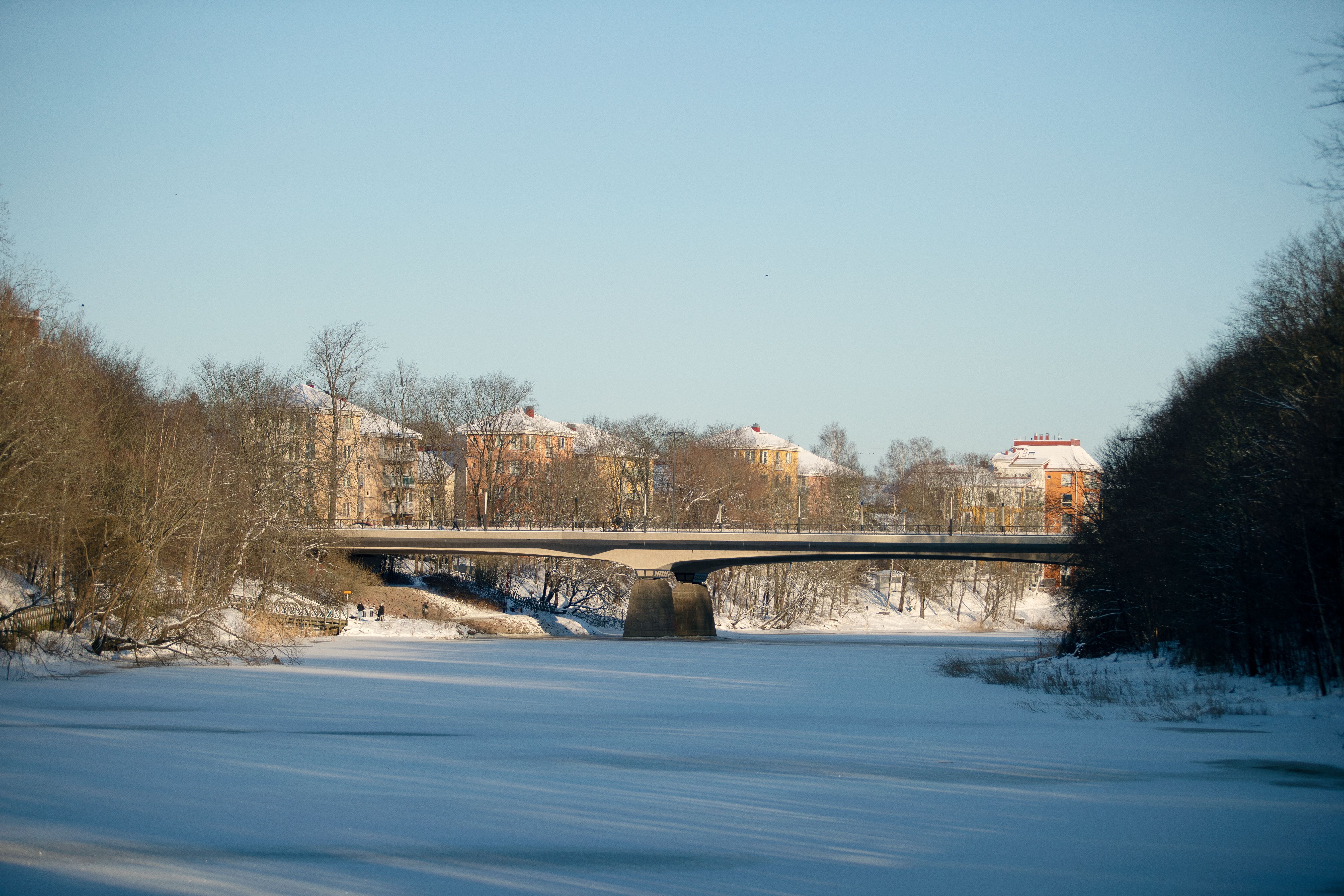 Tomasbron på vintern med en drusen Aura å i förgrunden.