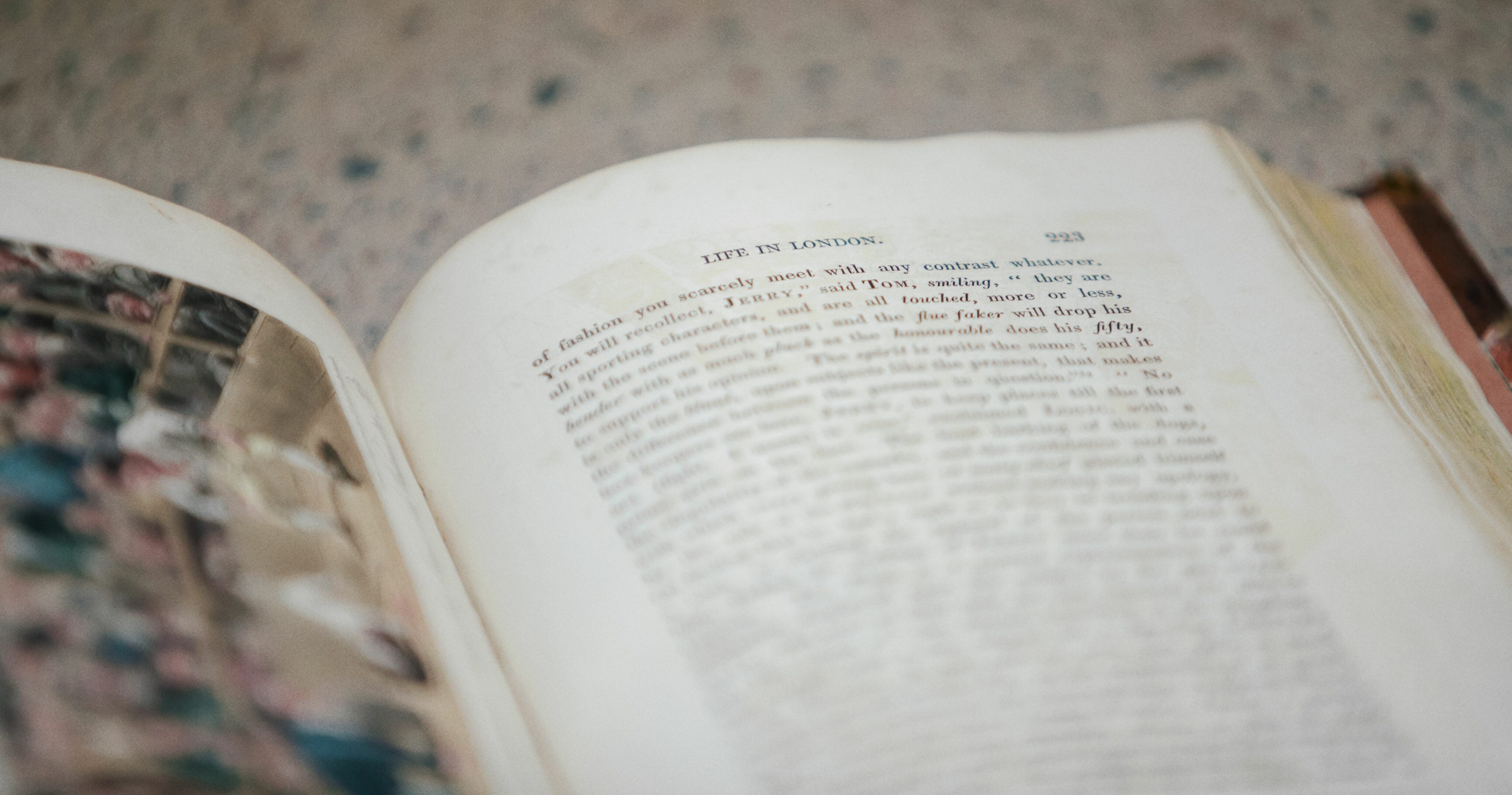 En uppslagen gammal engelskspråkig bok.