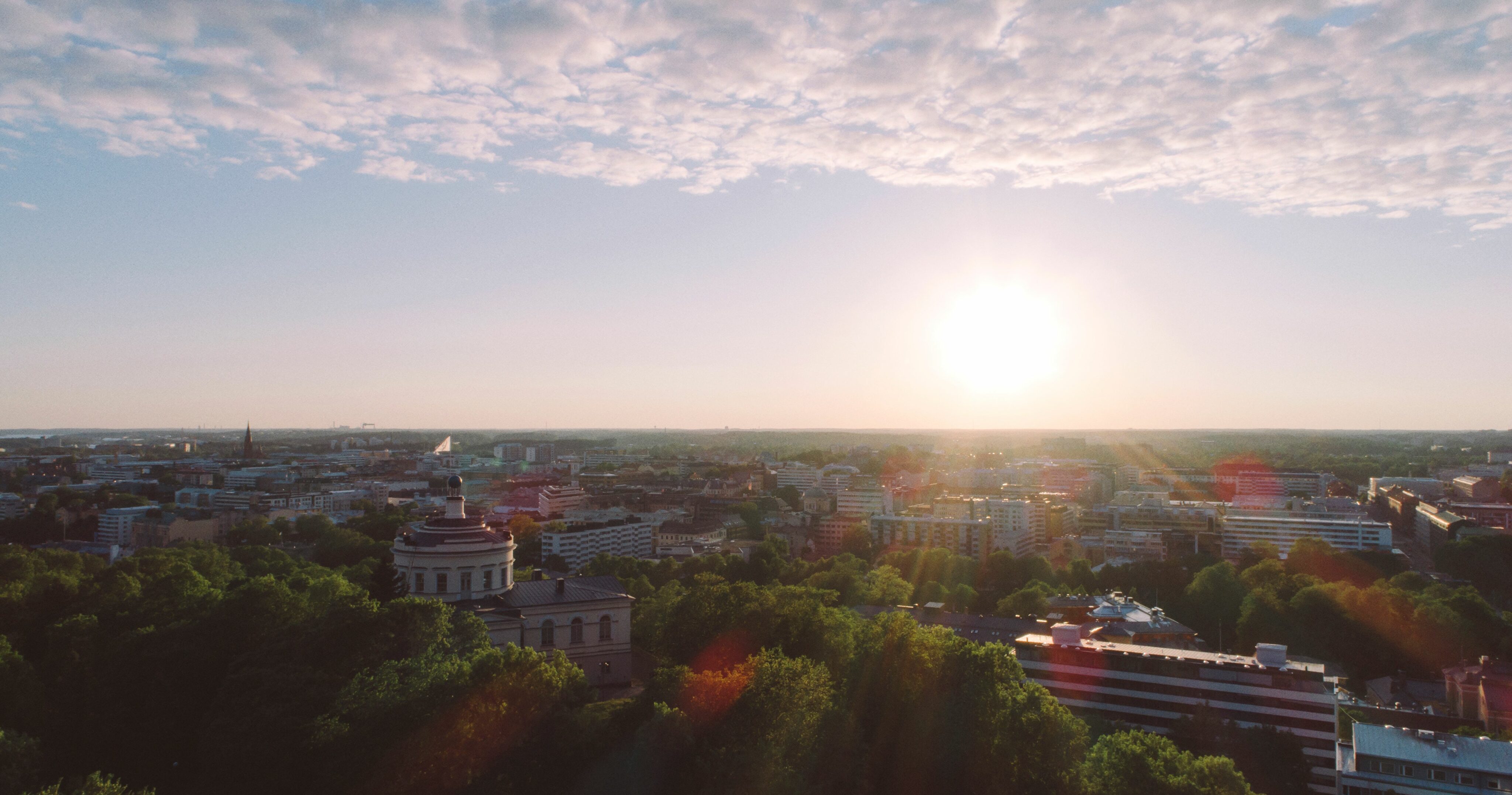 Flygbild på Observatoriet på Vårdberget och vy över Åbo.