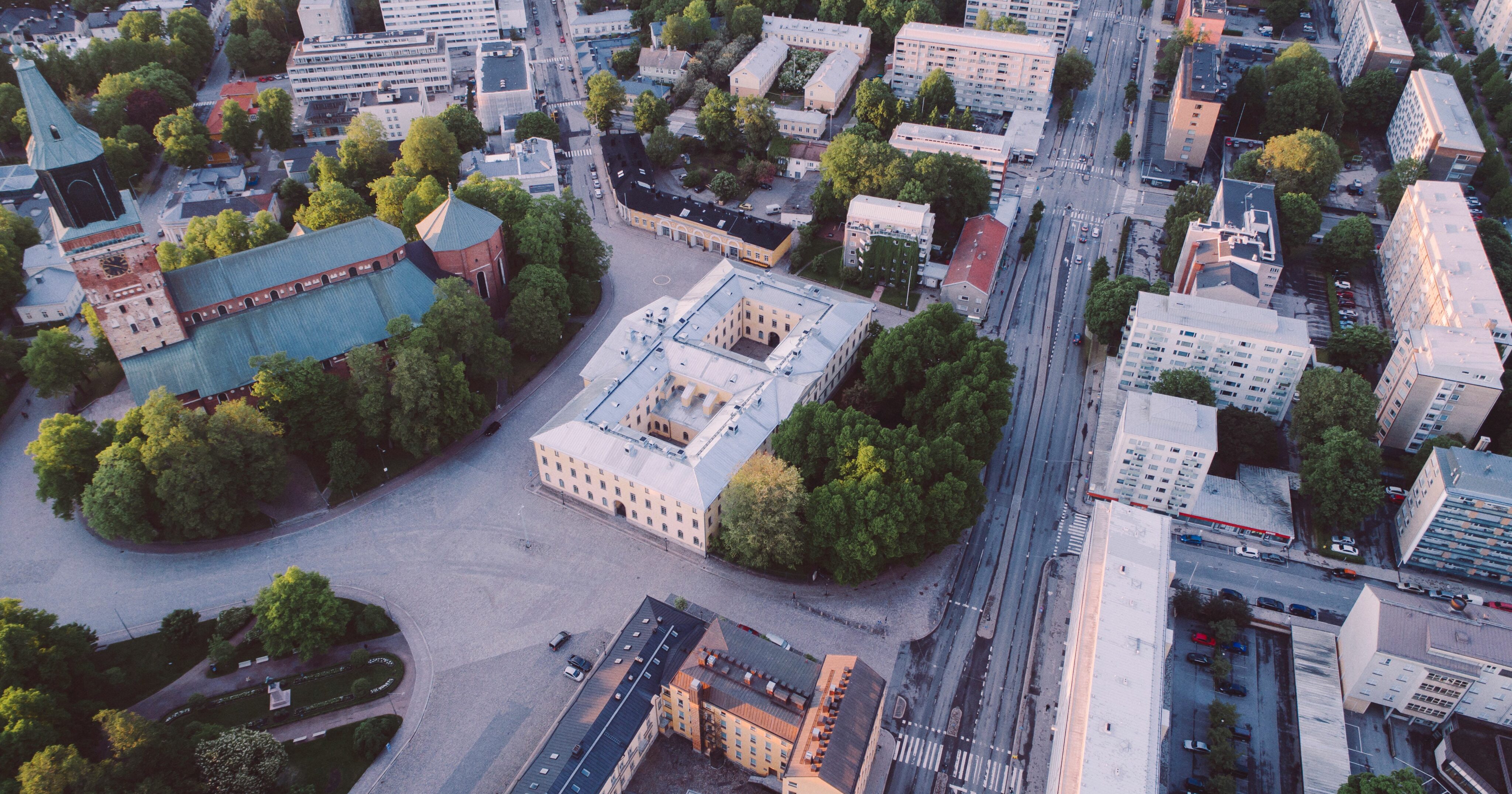 Flygbild på Domkyrkan och Tavastgatan.