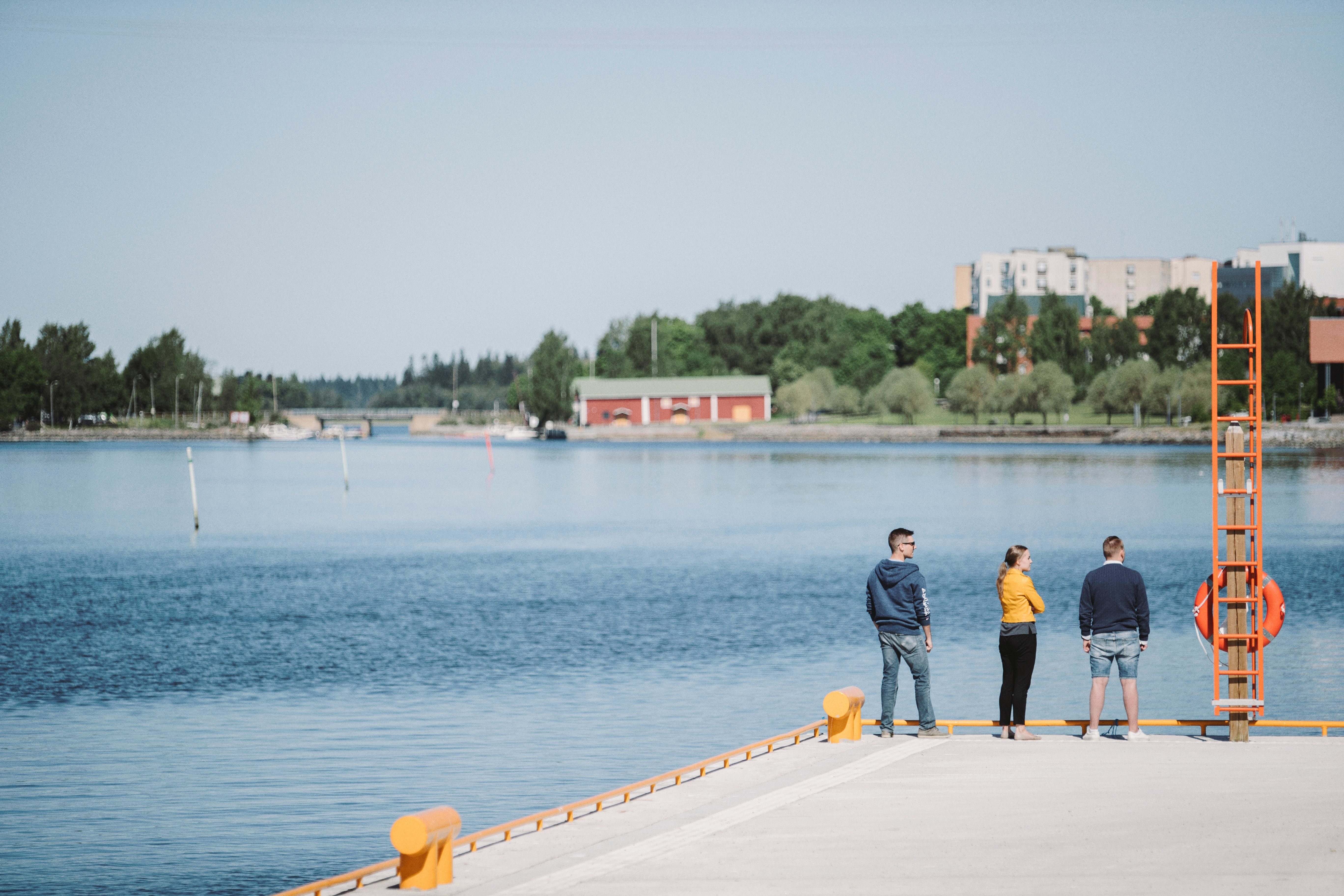 Studenter vid havet.