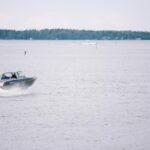 En motorbåt i skärgården.