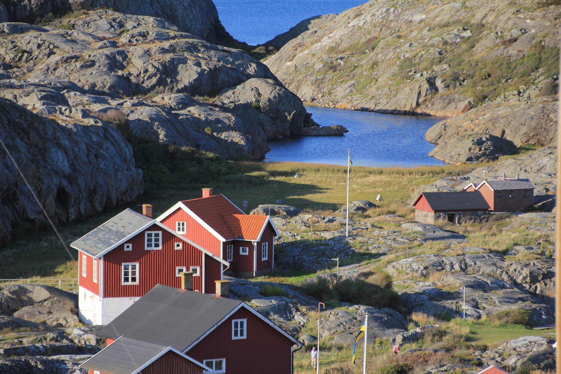 Röda hus i närheten av vatten.