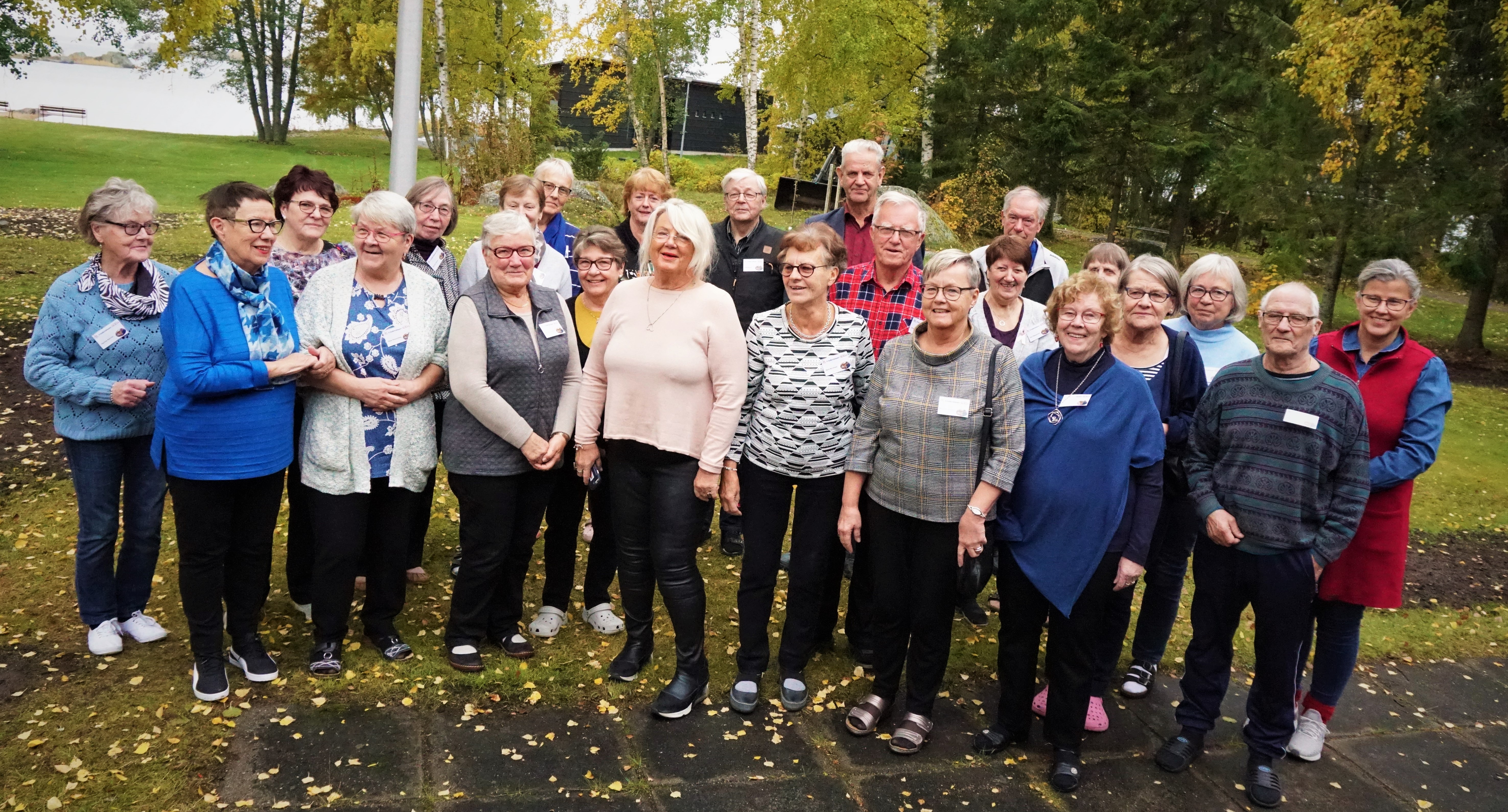 En grupp glada människor i pensionsåldern.