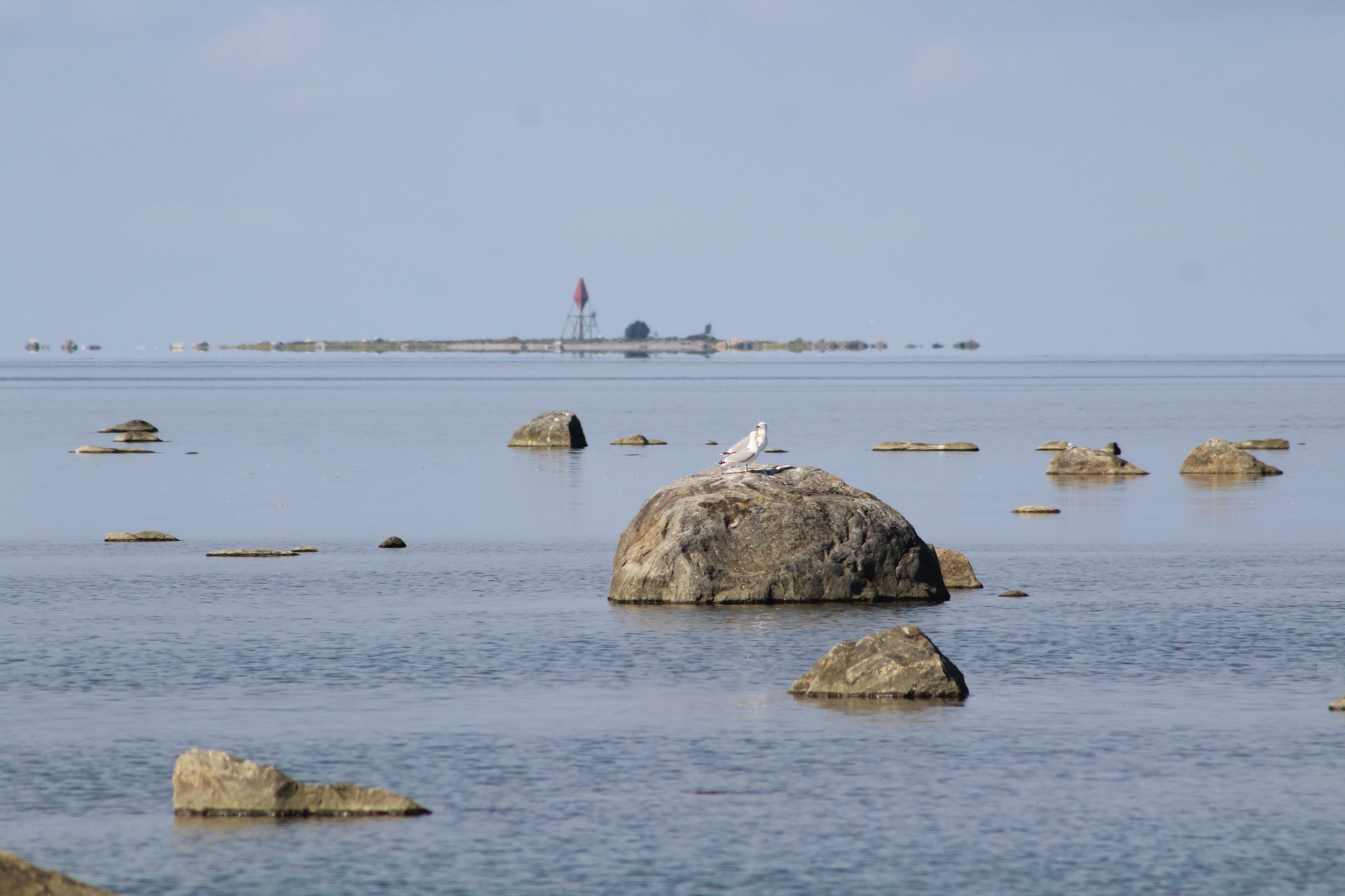 En österbottnisk havsvy med ett sjömärke i bakgrunden.