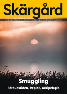 Tidskriftens Skärgårds pärm. En bild av en dimmig solnedgång.