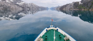 Forskningsfartyget Dana i sydvästra Grönlands fjordar.