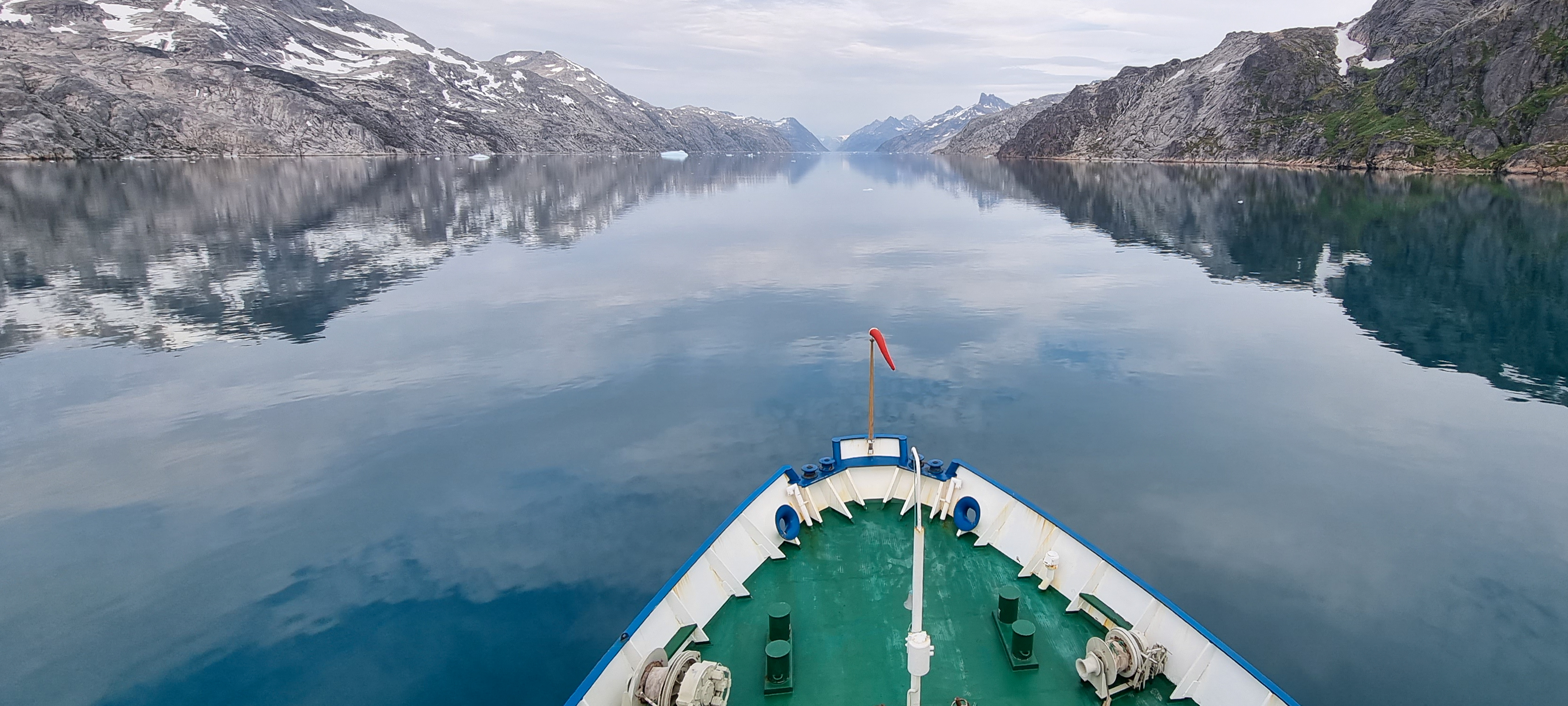 Forskningsfartyget Dana i sydvästra Grönlands fjordar.