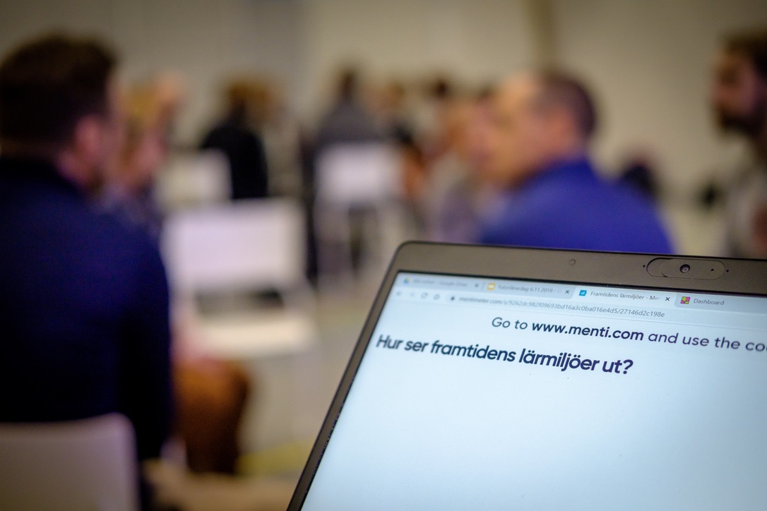 En datorskärm som visar texte: Hur ser framtidens lärmiljöer ut?.