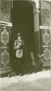 Svartvitt foto två personer i en utsmyckad marockansk portgång.