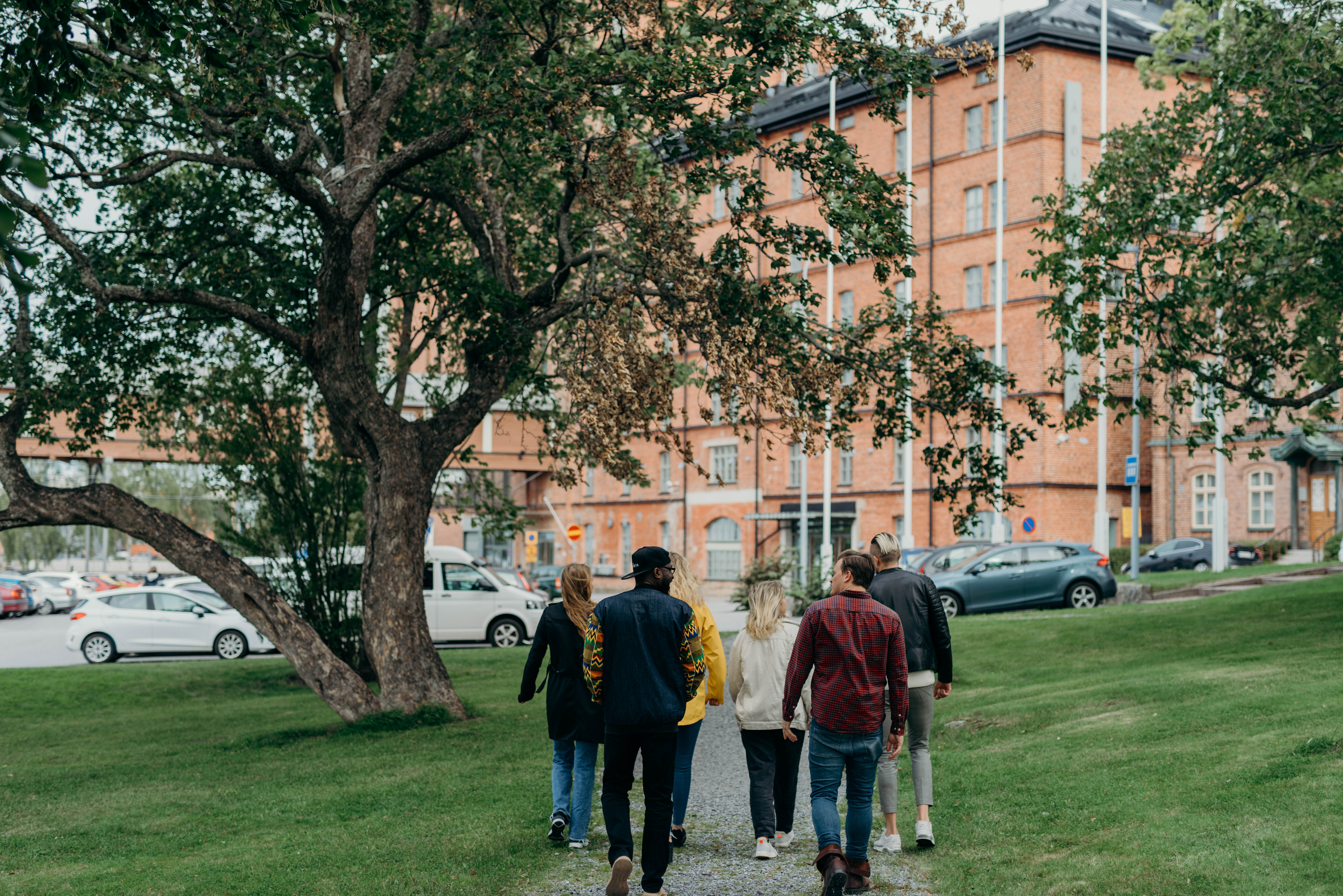 Studerande går mot Academill.