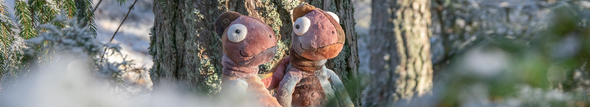 Kameleonter från Flexmas logo i ett vinterlandskap.