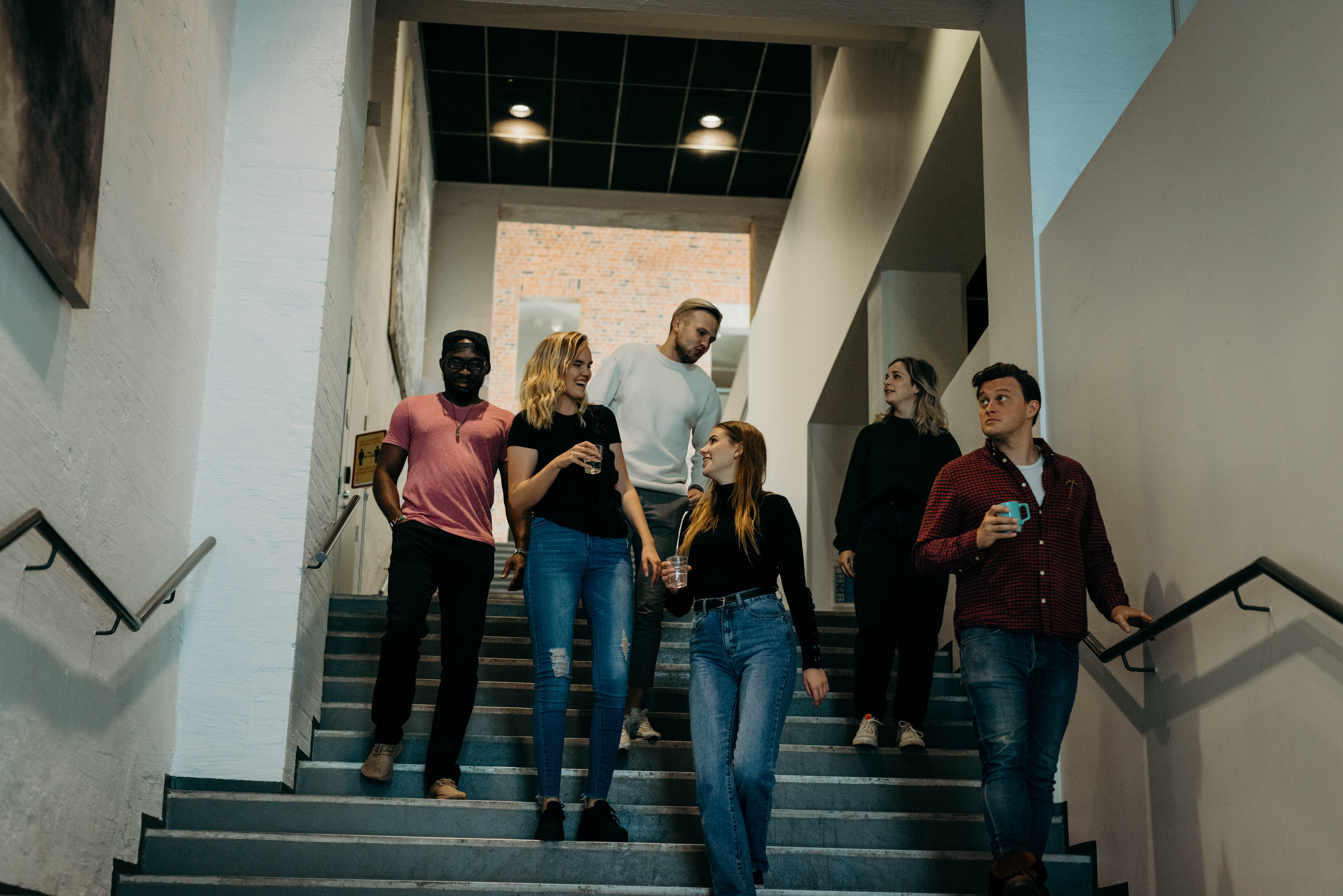 Studerande i trappa.