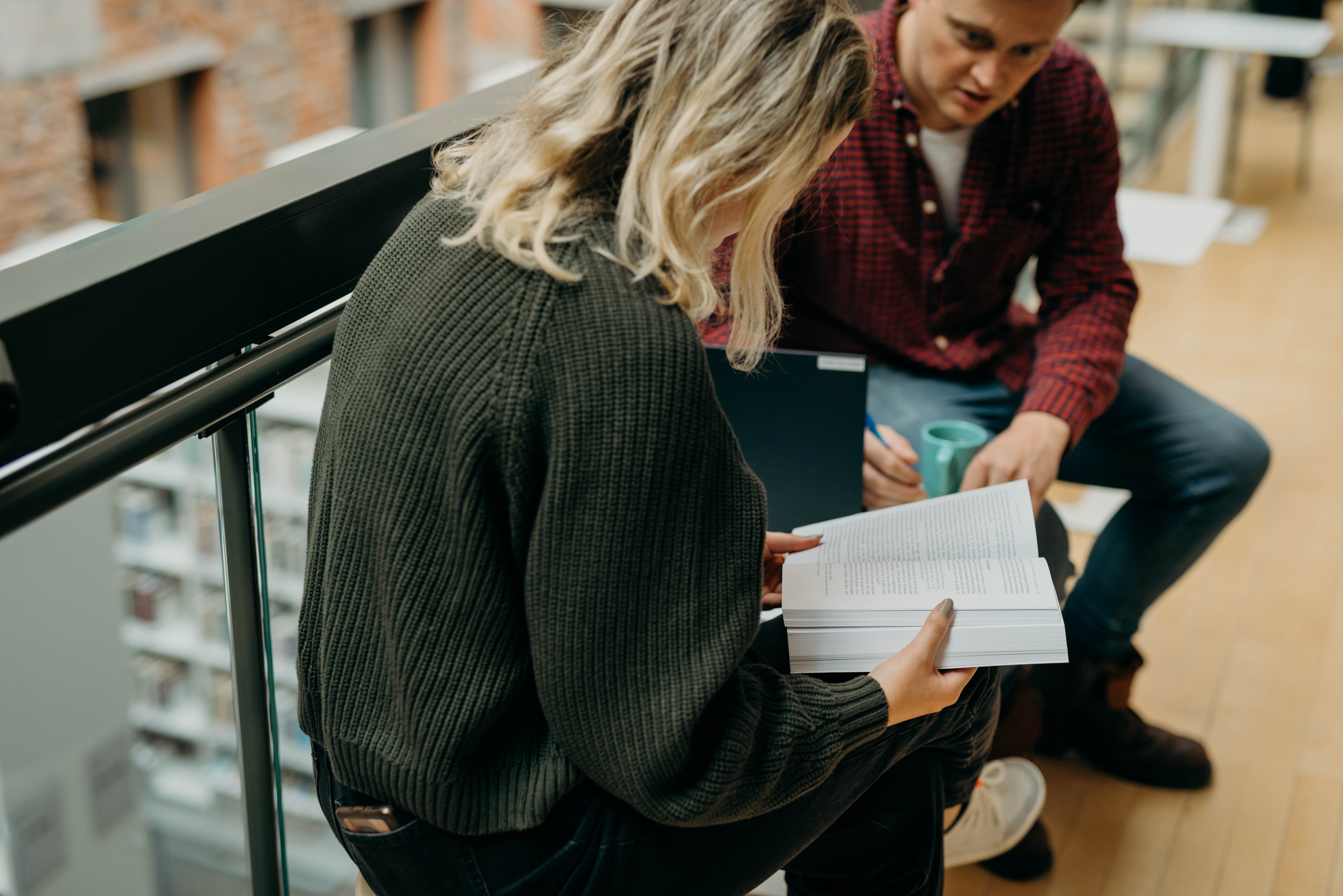 Två studerande studerar.