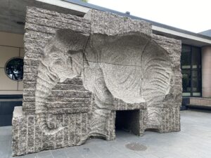 Skulpturen Norsu/Elefant fotad av Olavi Selonen