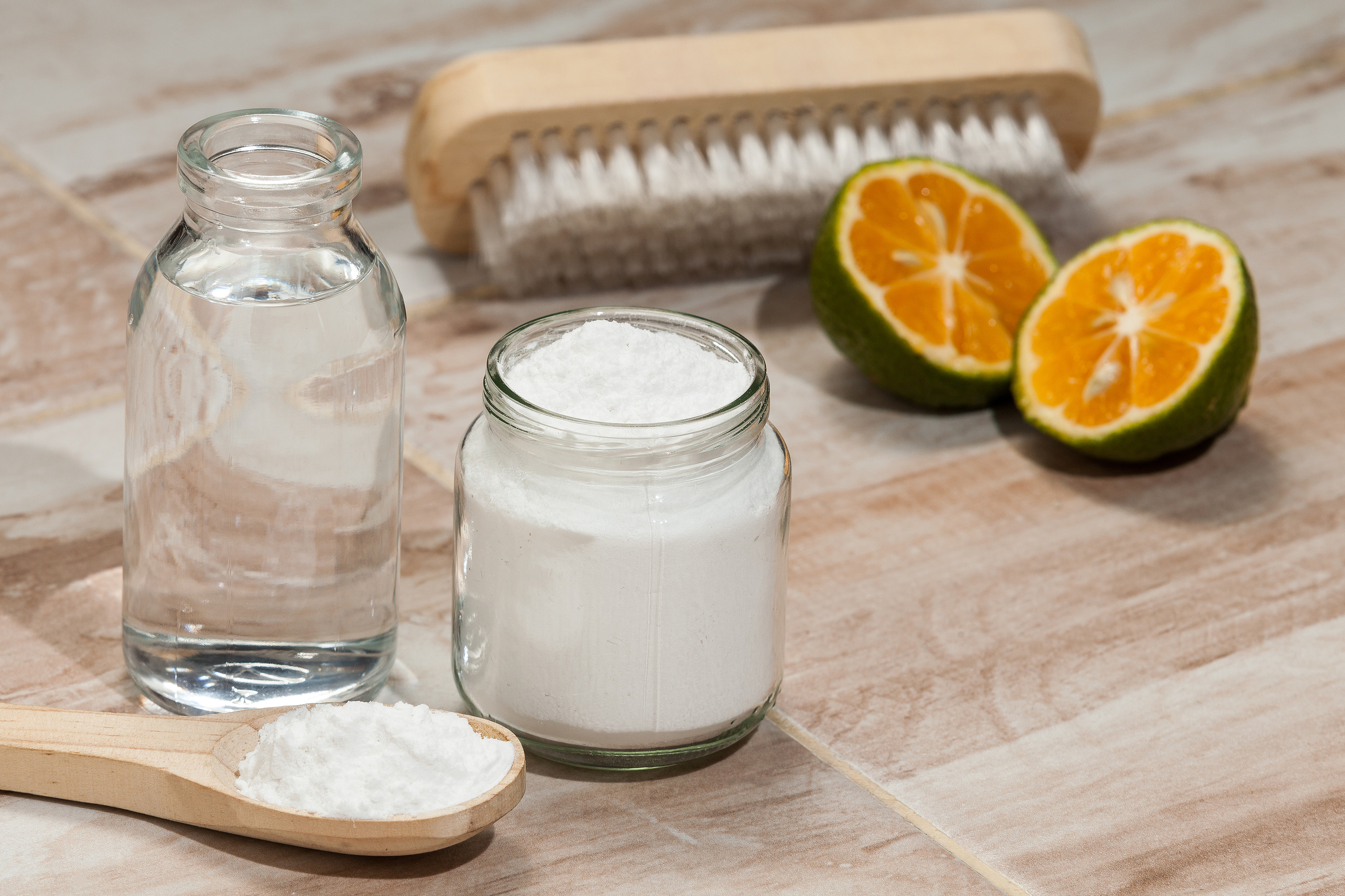 Utrustning för ekologisk städning, matsoda och citron.