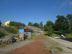 Bild tagen på Äpplö brygga, visar en skylt med namnet Äpplö, samt en livboj.