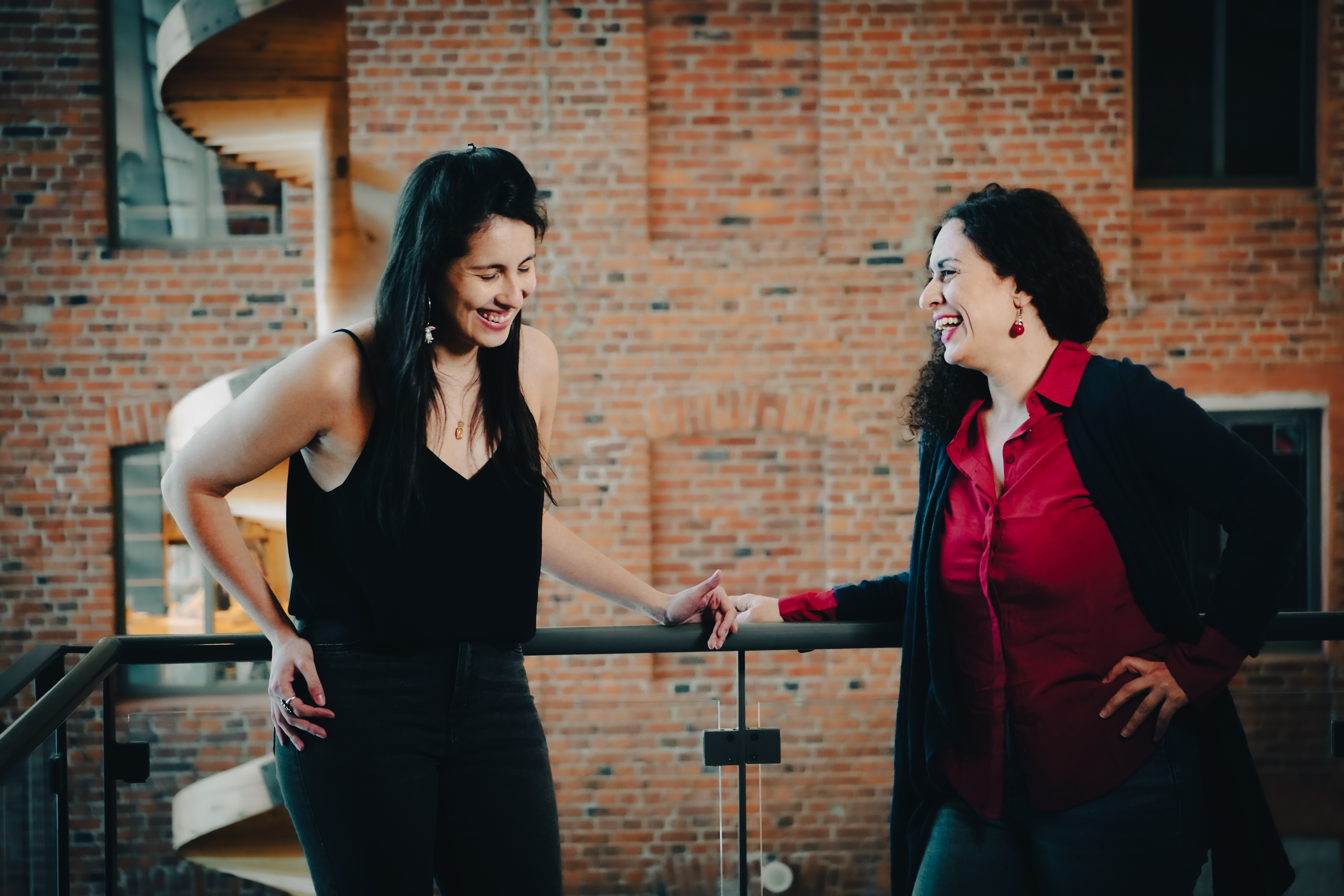 Två skrattande kvinnor.