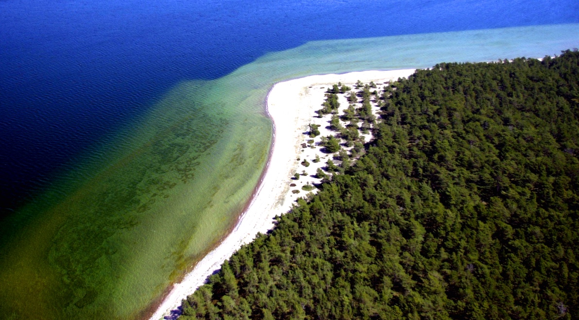 Drönarbild uppifrån av en sandstrand