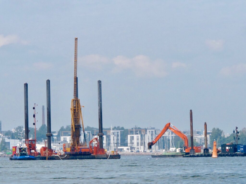 Arbete som sker på vattnet nära en hamn