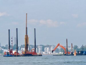 Arbete som sker på vattnet nära en hamn