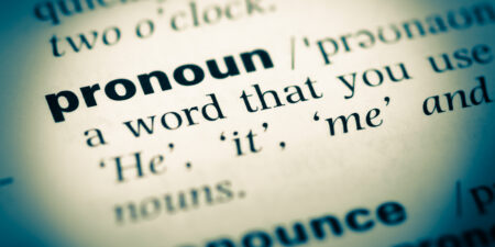 En närbild av ordet pronoun i en ordlista.