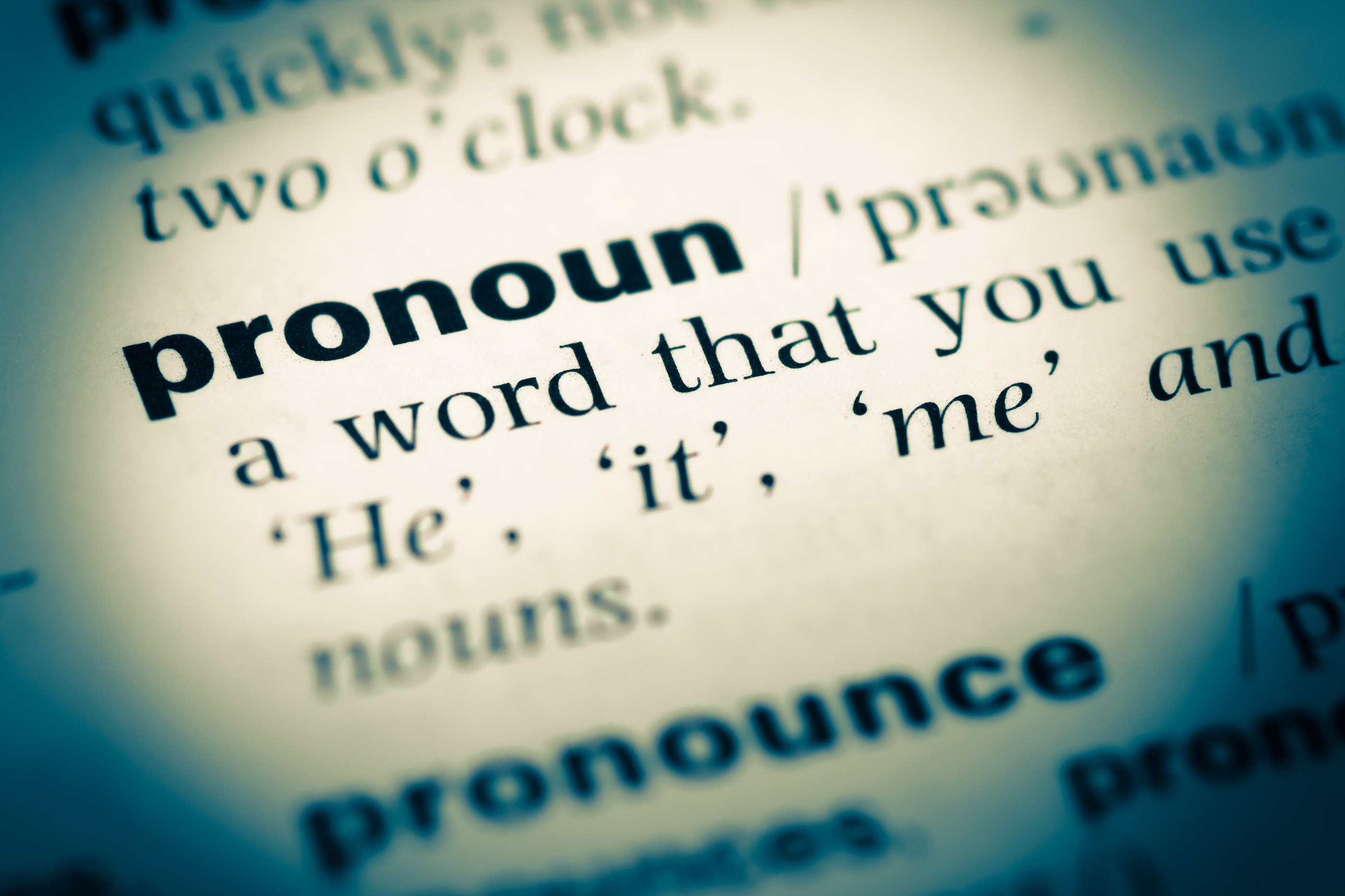 En närbild av ordet pronoun i en ordlista.