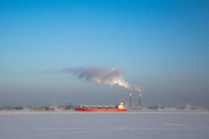 Ett lastfartyg kör i is.