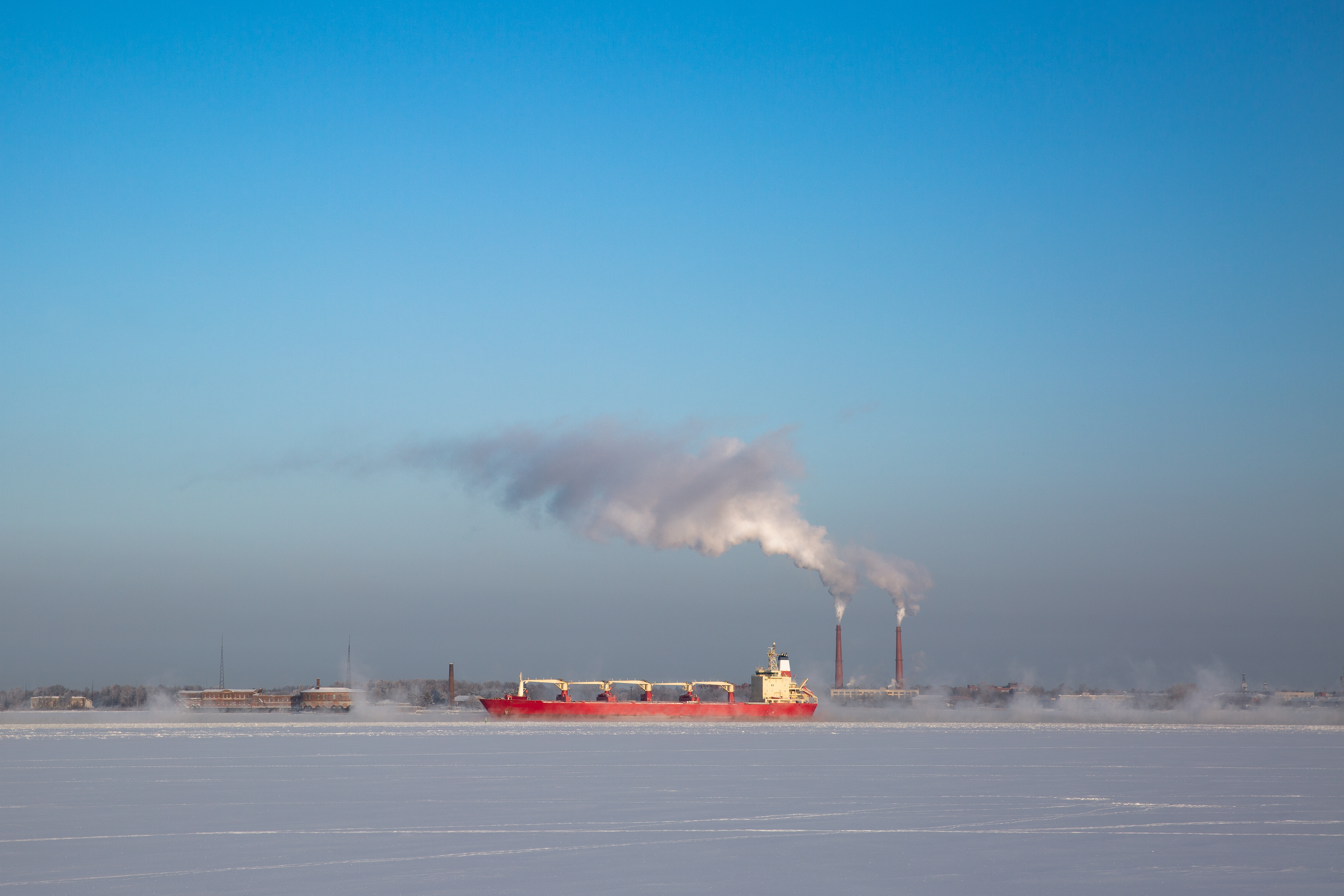 Ett lastfartyg kör i is.