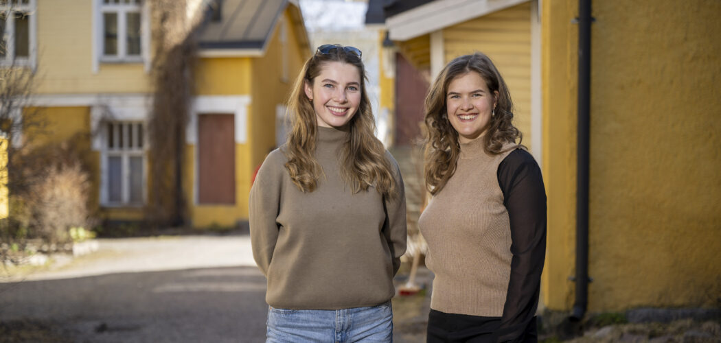 Emilia Morfin Venäläinen och Ida Lindfors står på en innergård i Portsa.