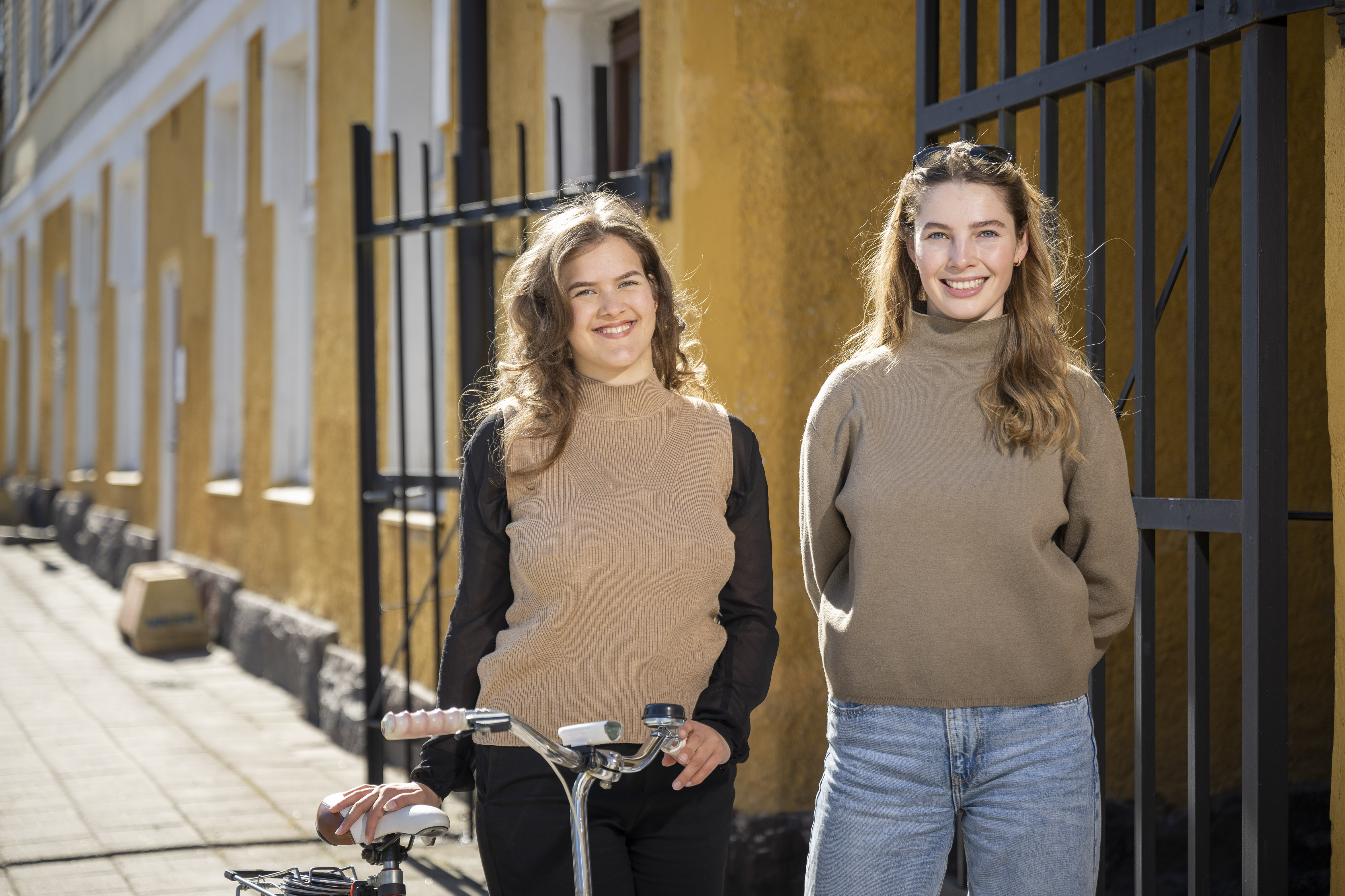 Emilia Morfin Venäläinen och Ida Lindfors på en gata i Portsa.