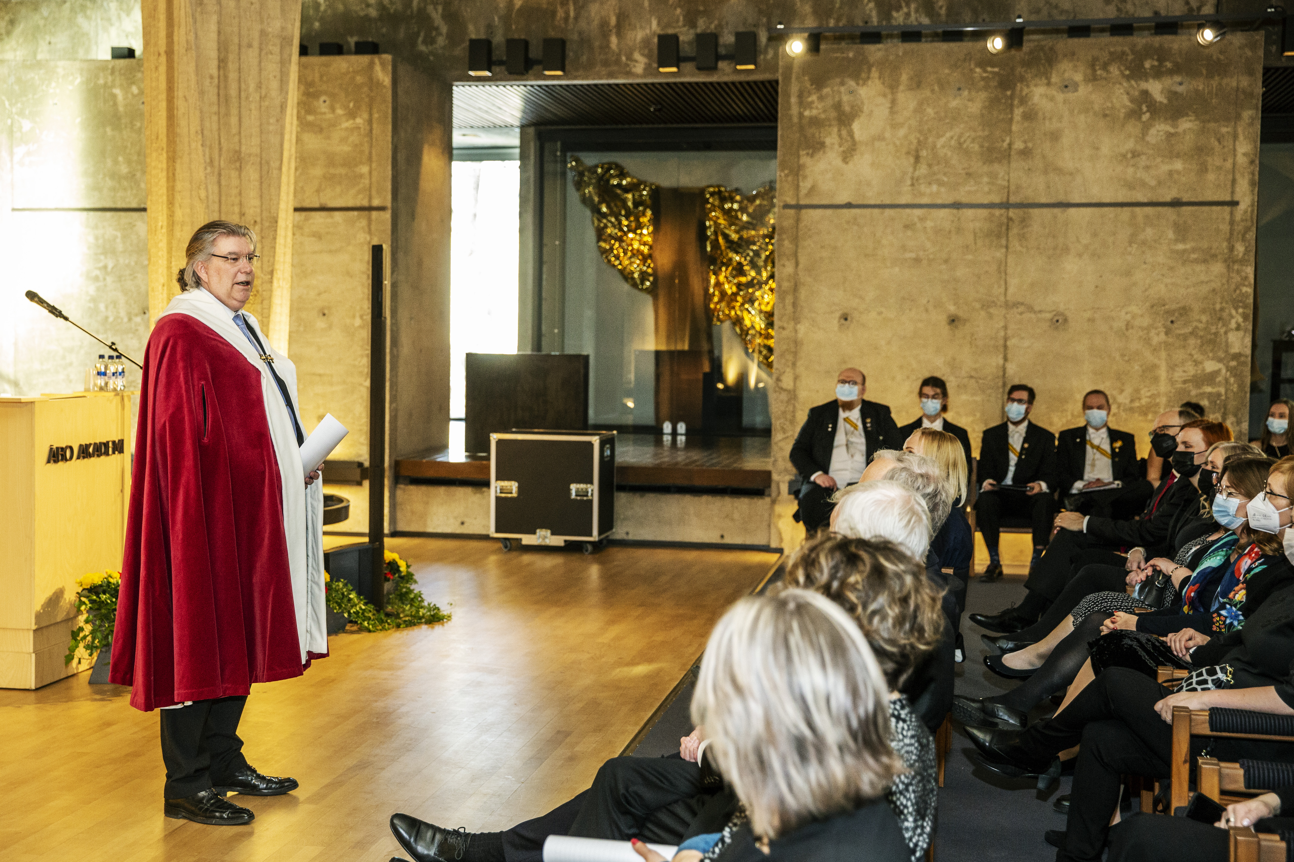 Mikael Lindfelt håller tal.