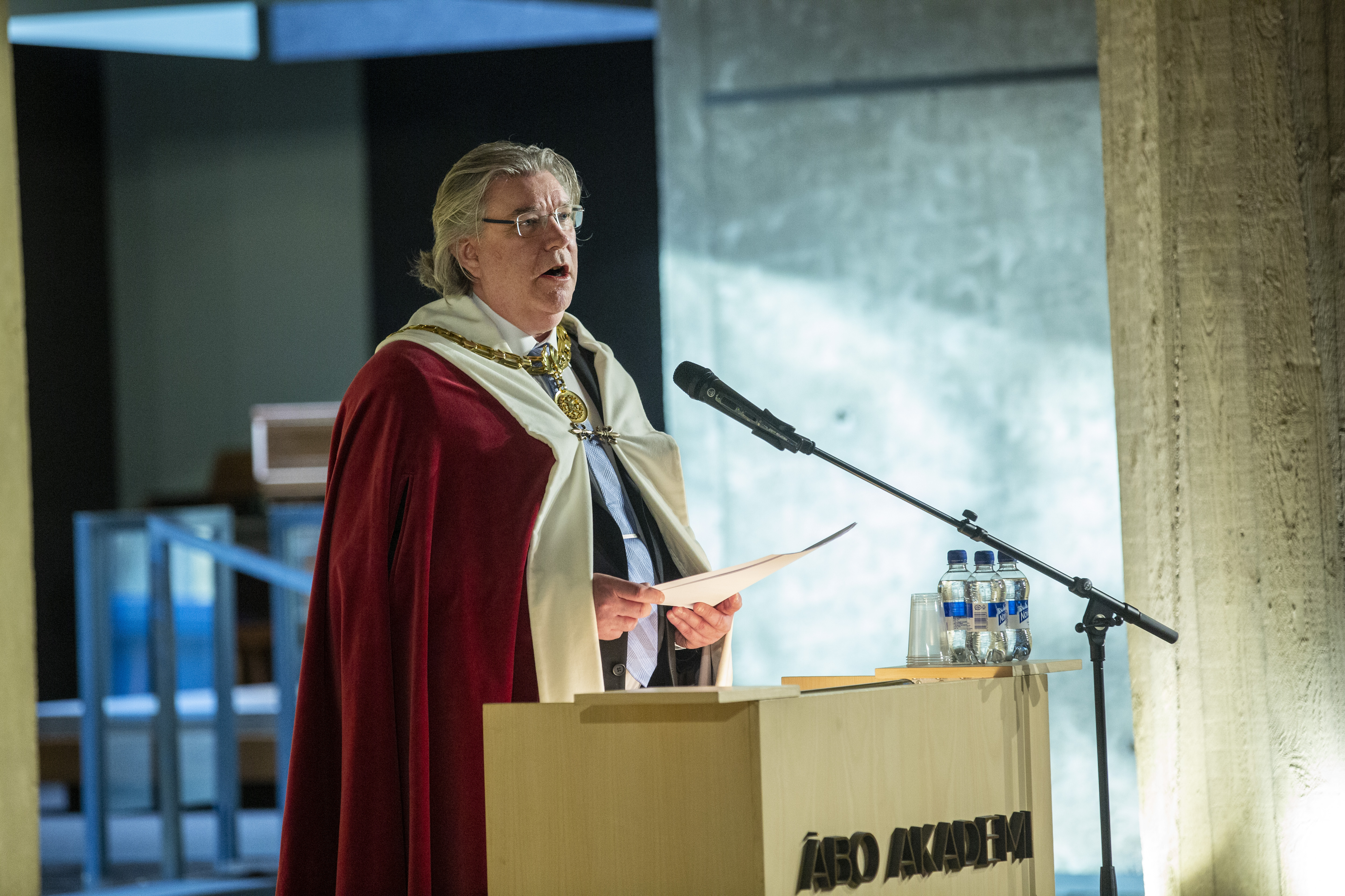 Rektor Mikael Lindfelt håller tal.