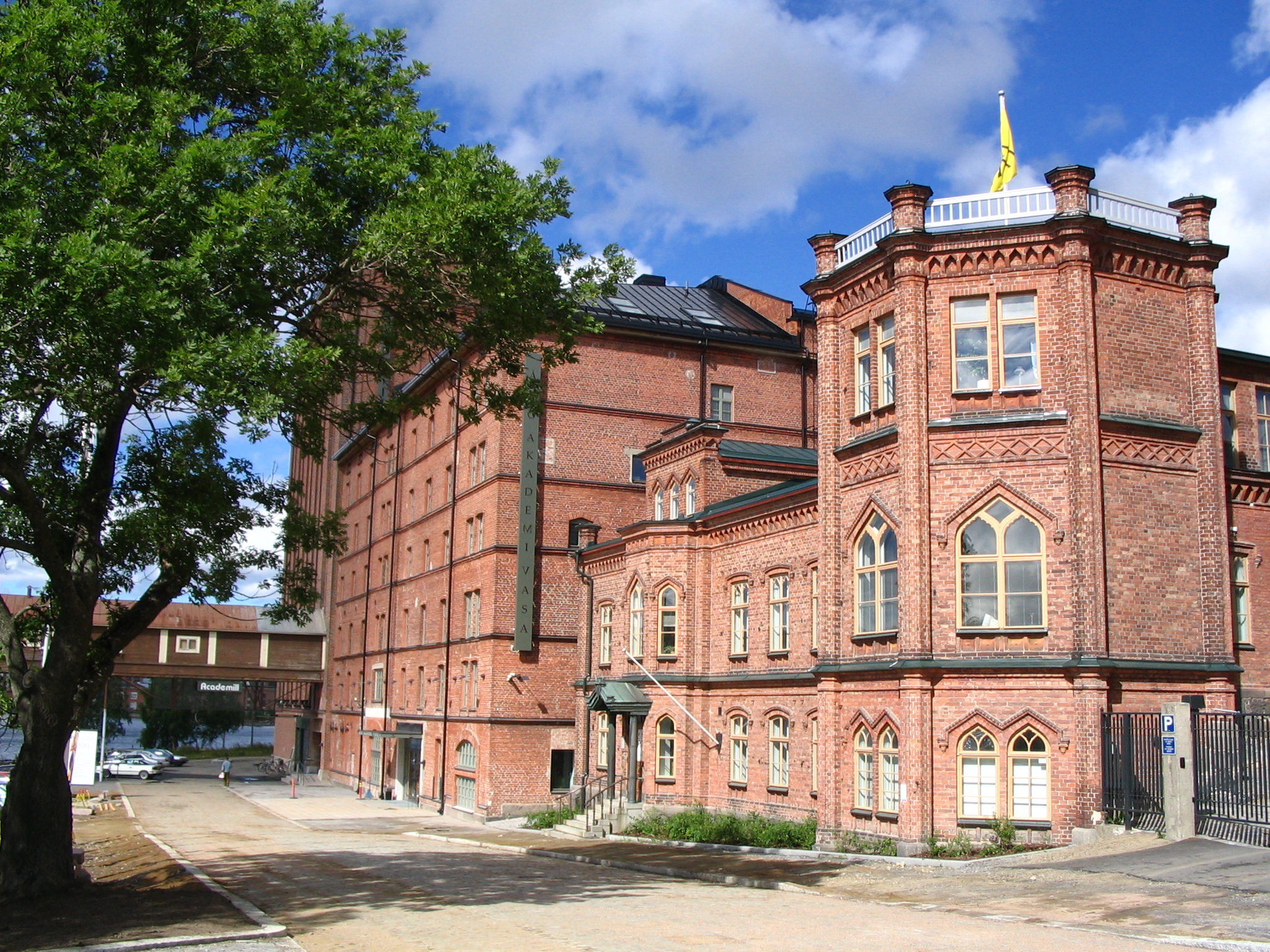 Academill exteriör