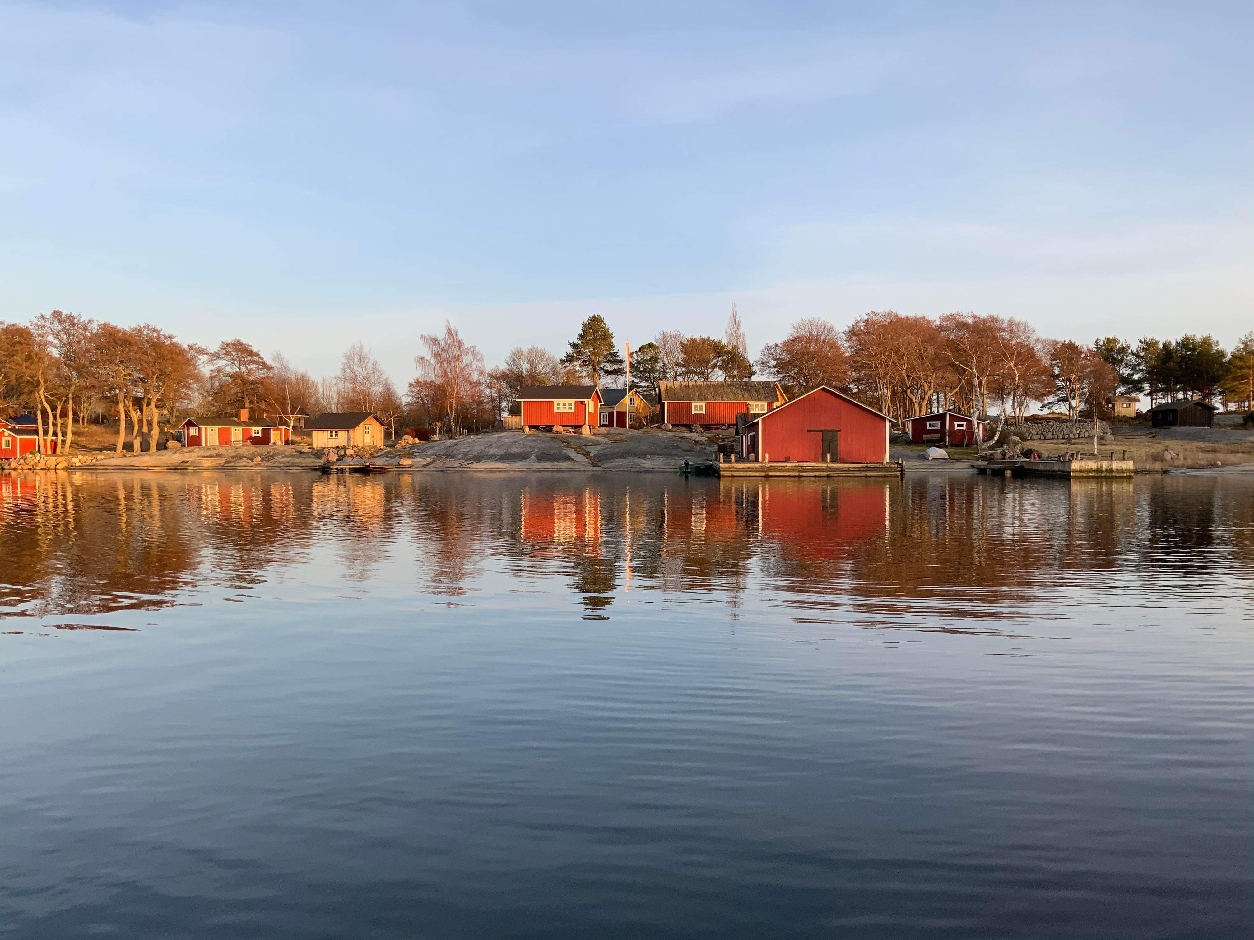 Särgårdsvy över hamn med röda hus.