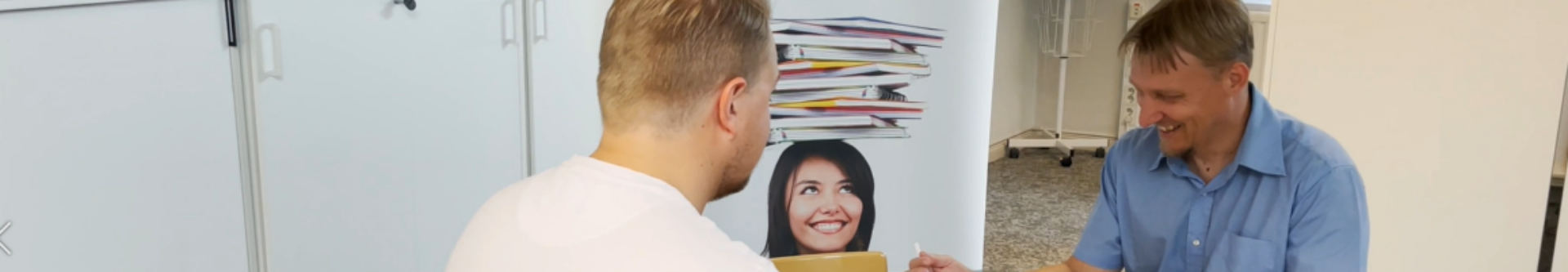 Karriärhandledare och studerande diskuterar vid ett bord.