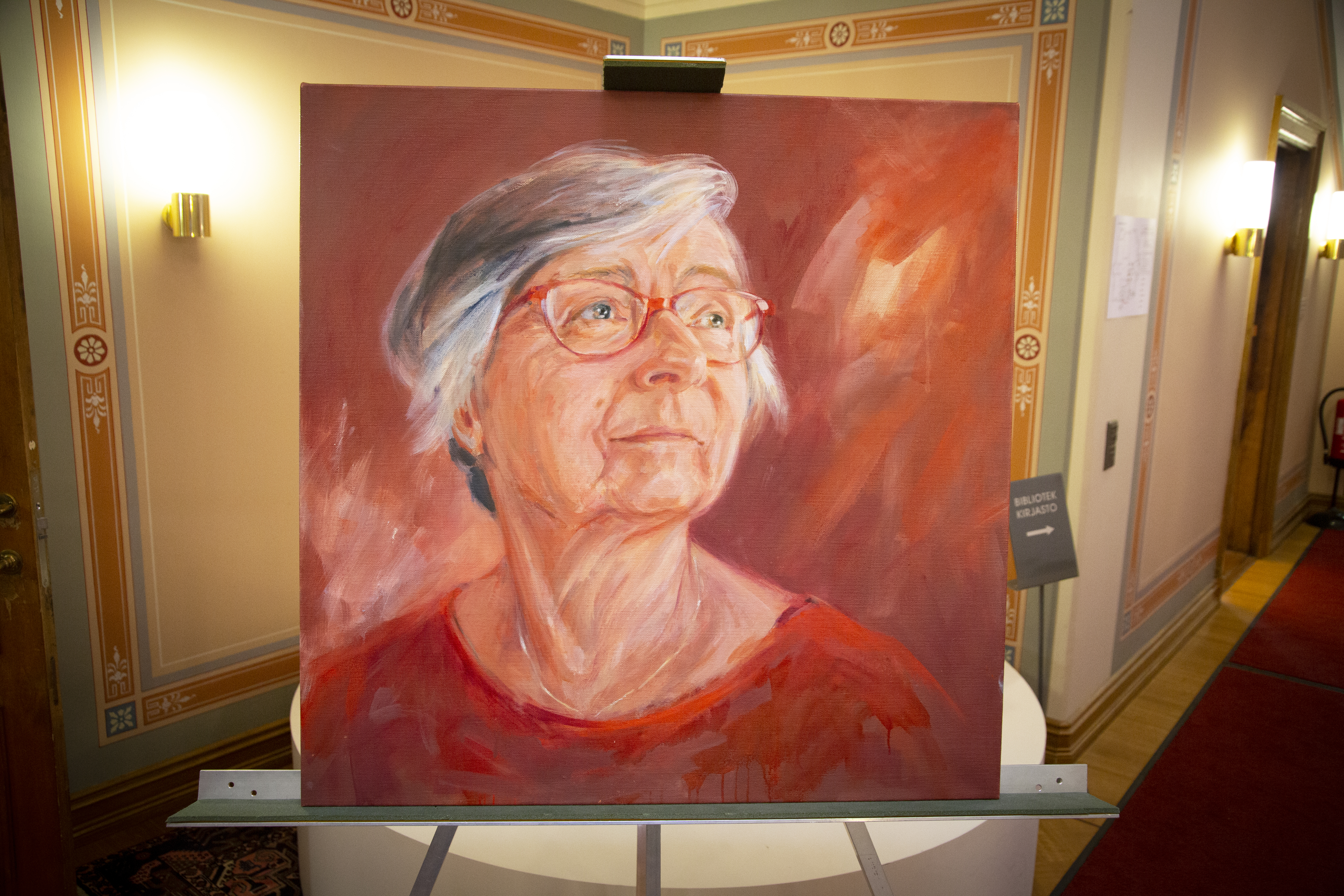 Foto av Ulrika Wolf-Knuts porträttmålning.