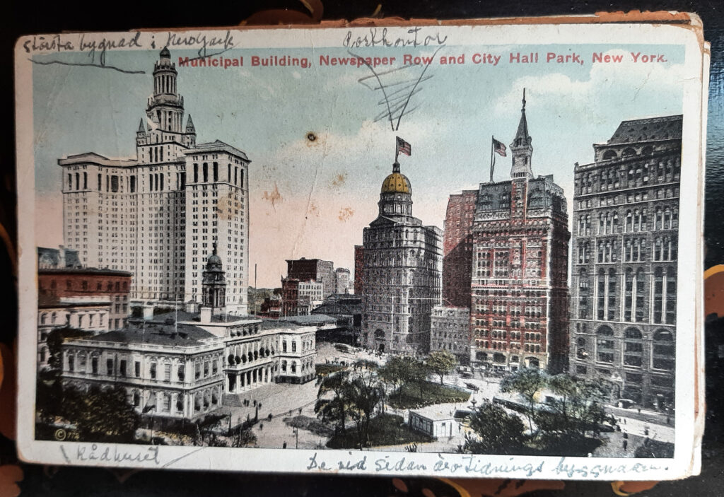 Ett slitet, gammalt vykort över New York.
