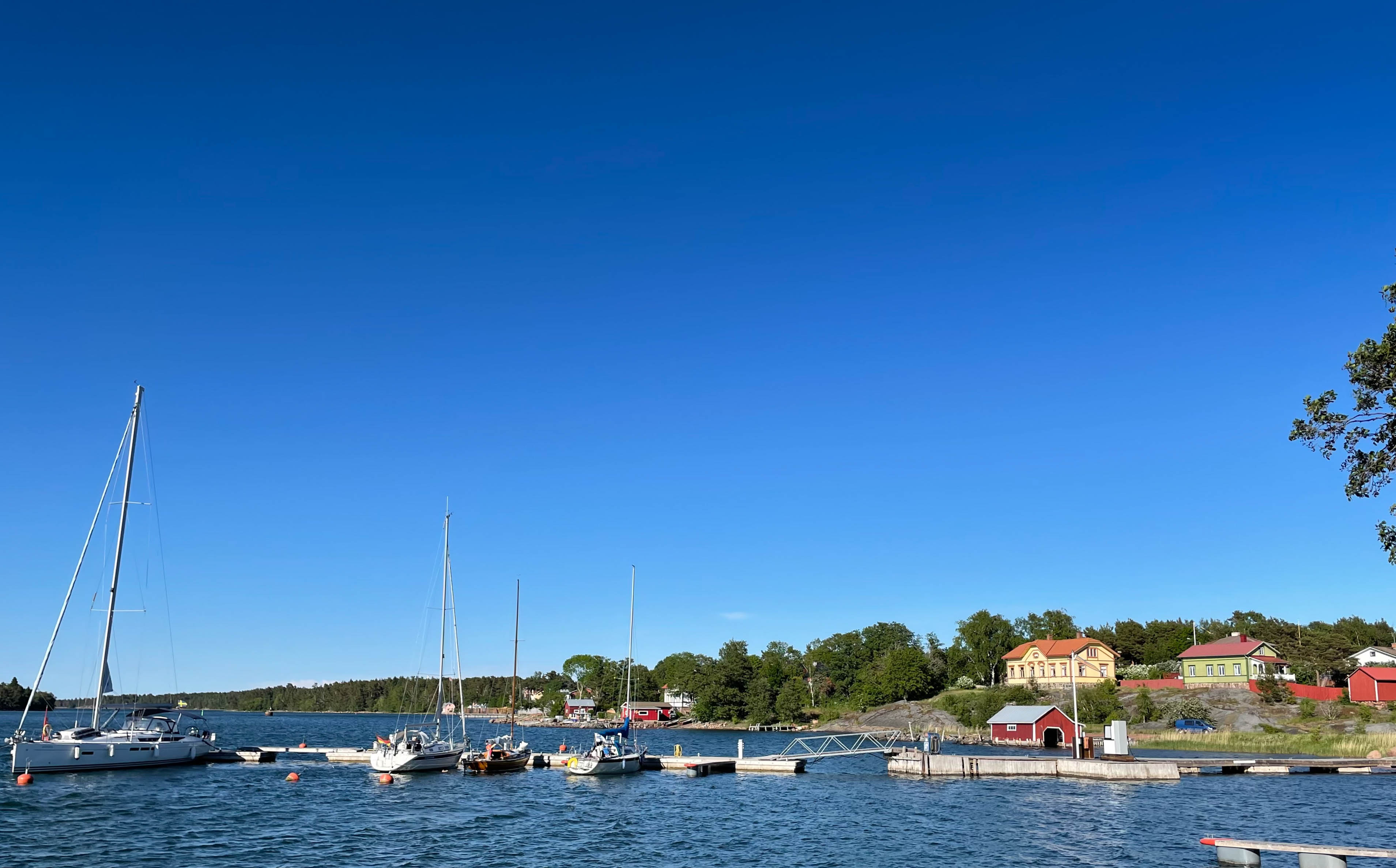 En solig vy över en hamn.