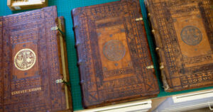 Gamla bokband i läder.