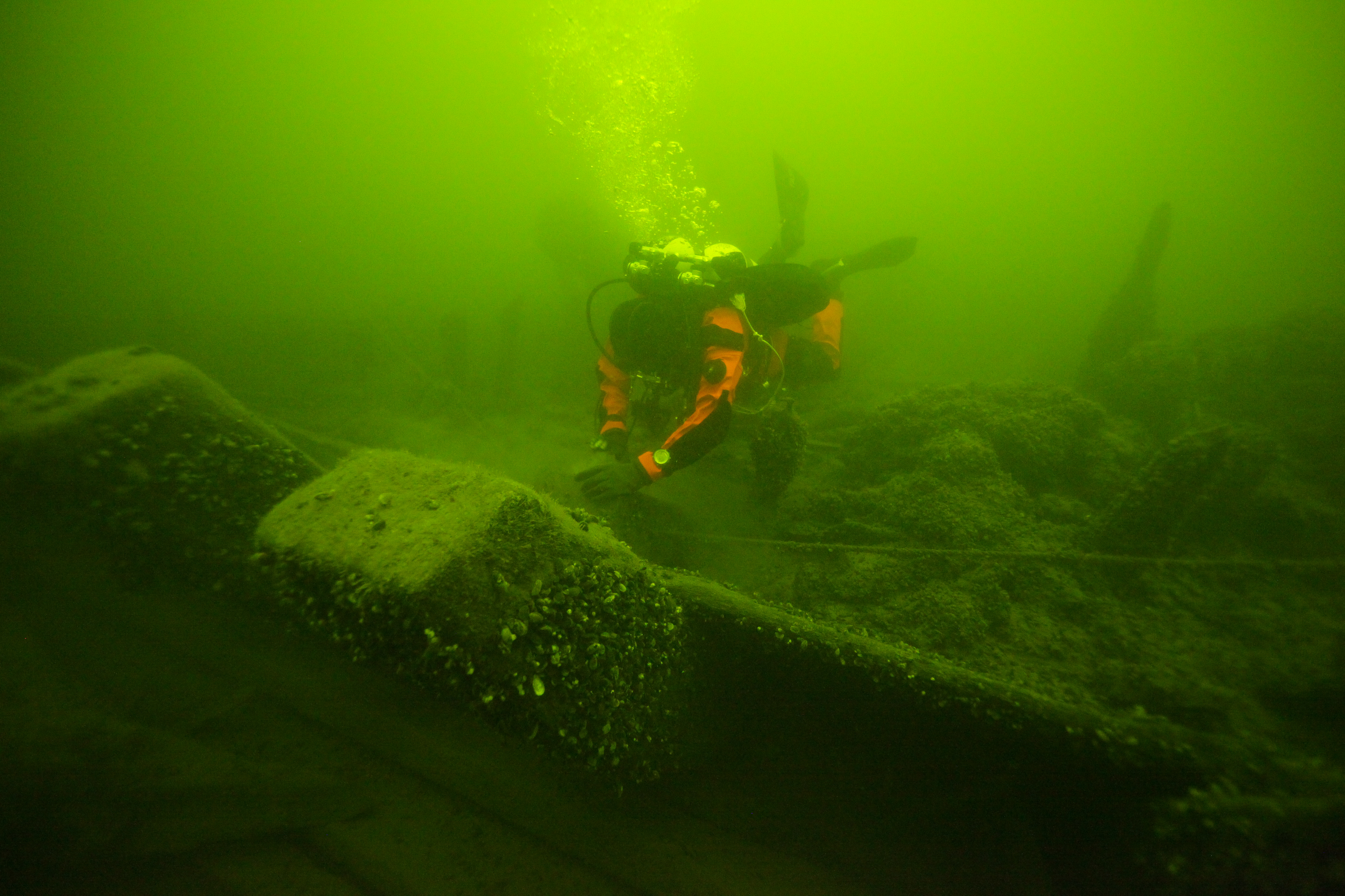 En dykare vid ett vrak.