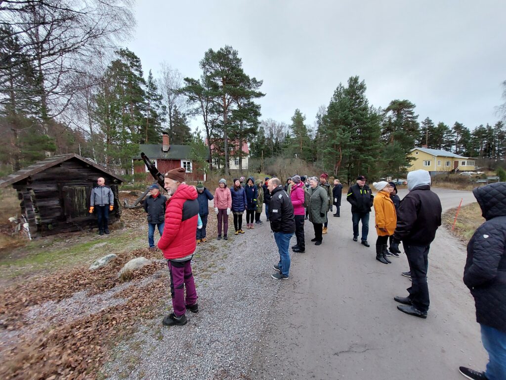 Människor på promenad på en byaväg.