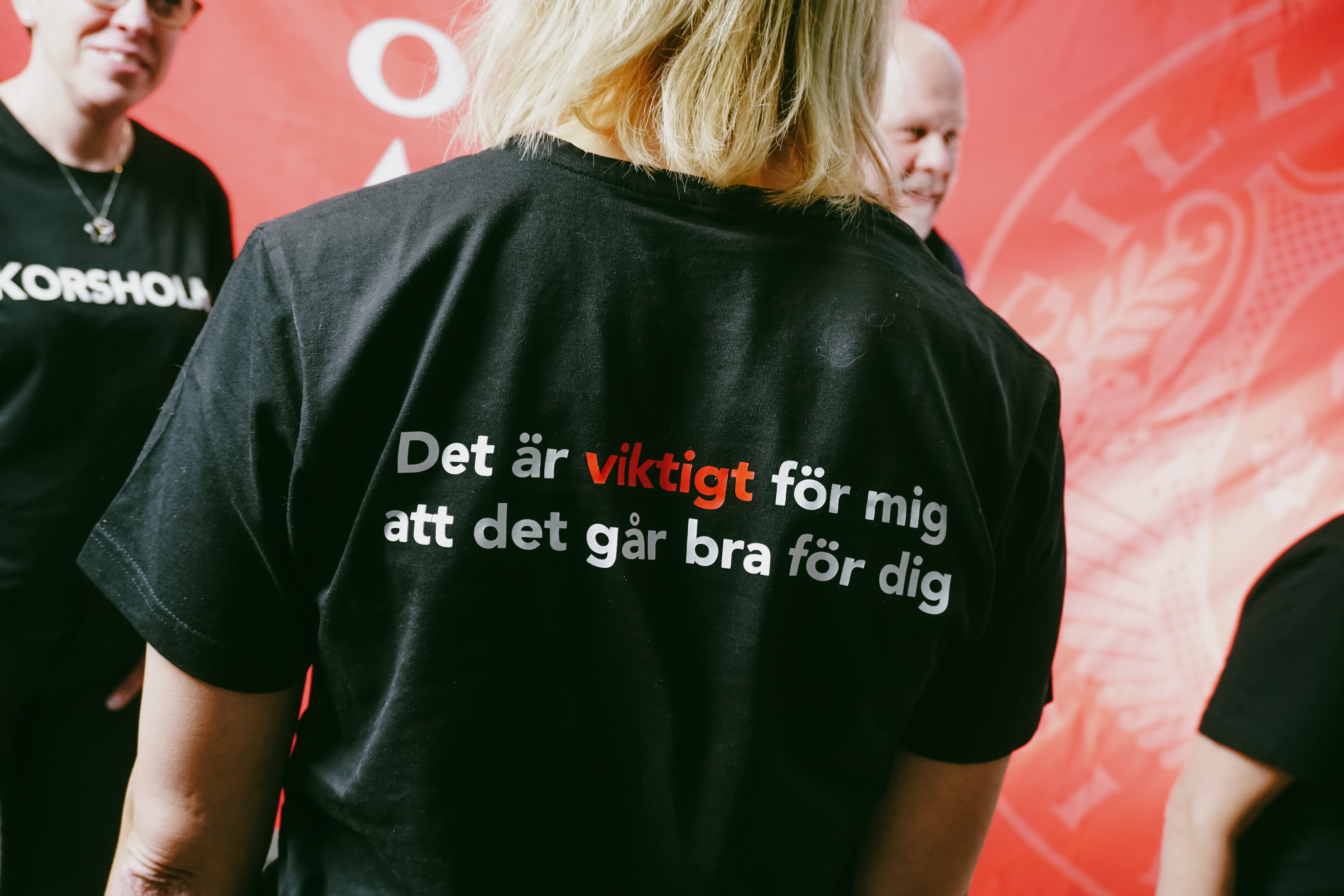 En t-shirt med texte Det är viktigt för mig att det går bra för dig.
