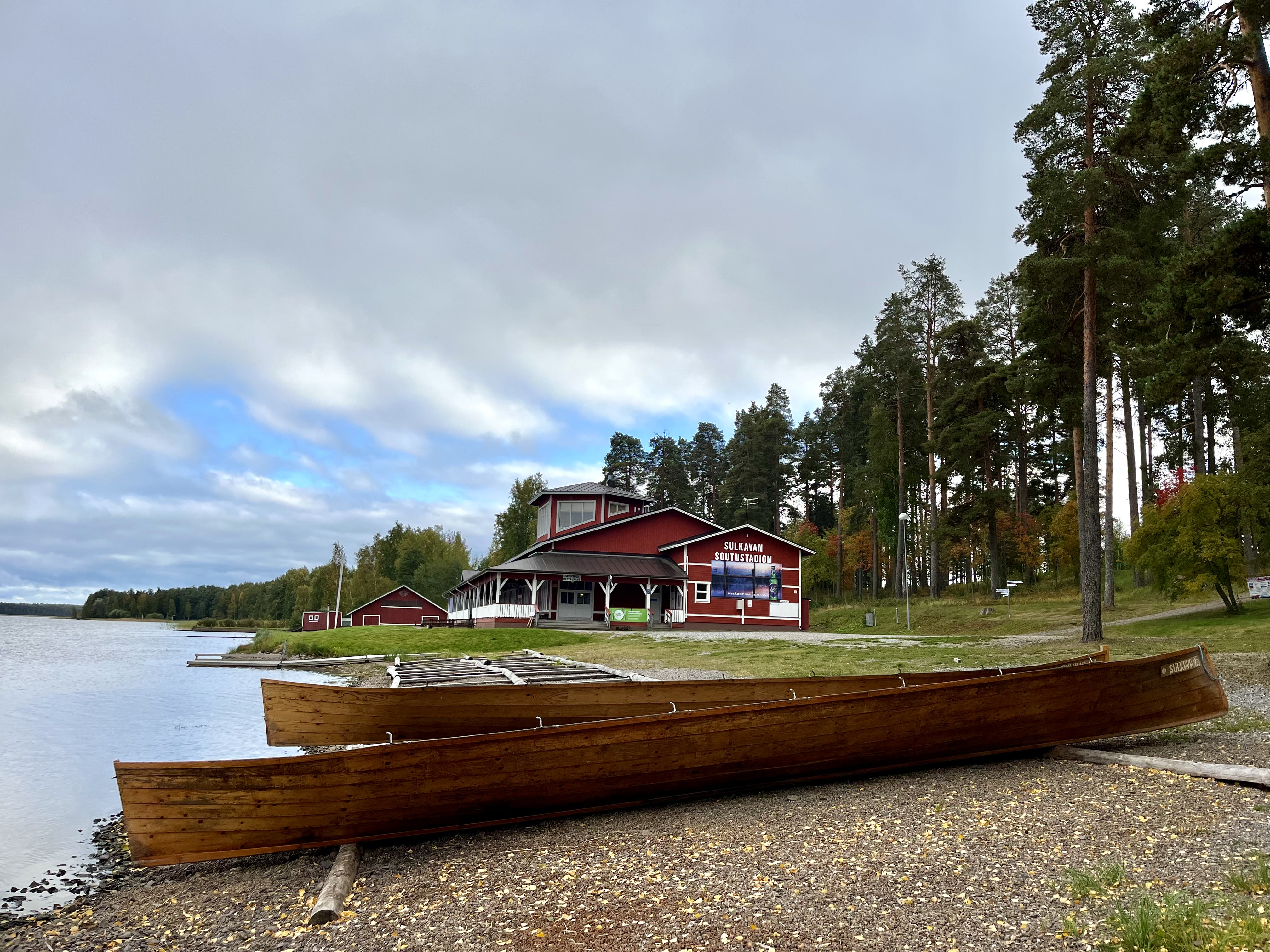 Tävlinsroddbåtar på en strand.