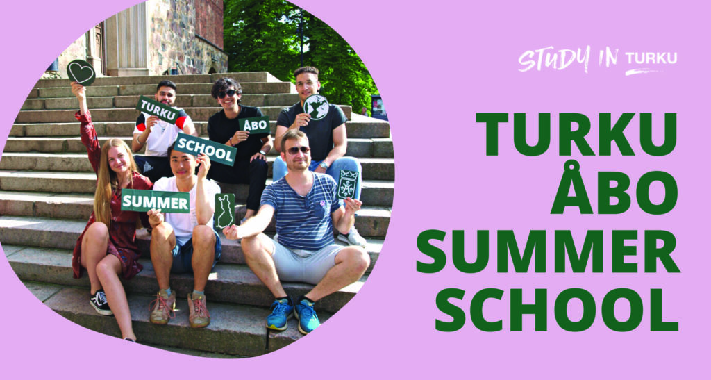 Glada studenter på en bild med texten Turku Åbo Summer School.