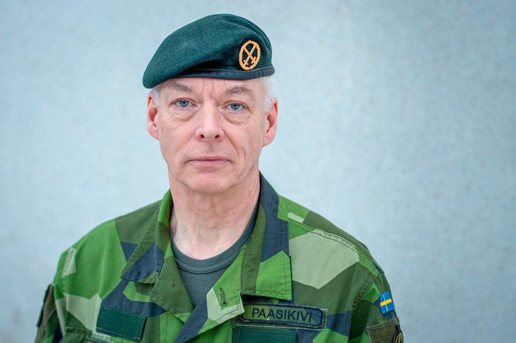 Joakim Paasikivi i grön arméuniform.