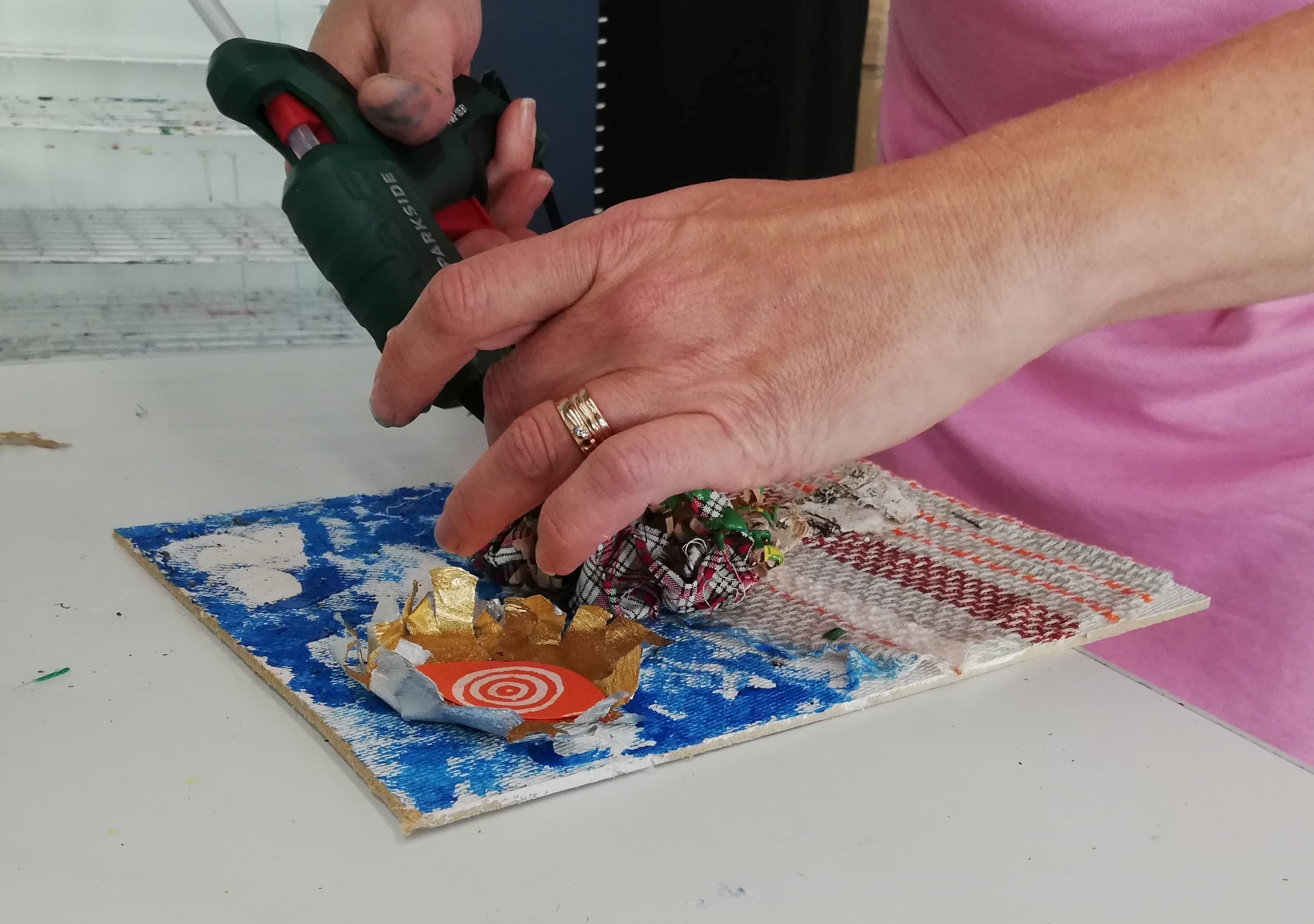 Kvinna arbetar med målning